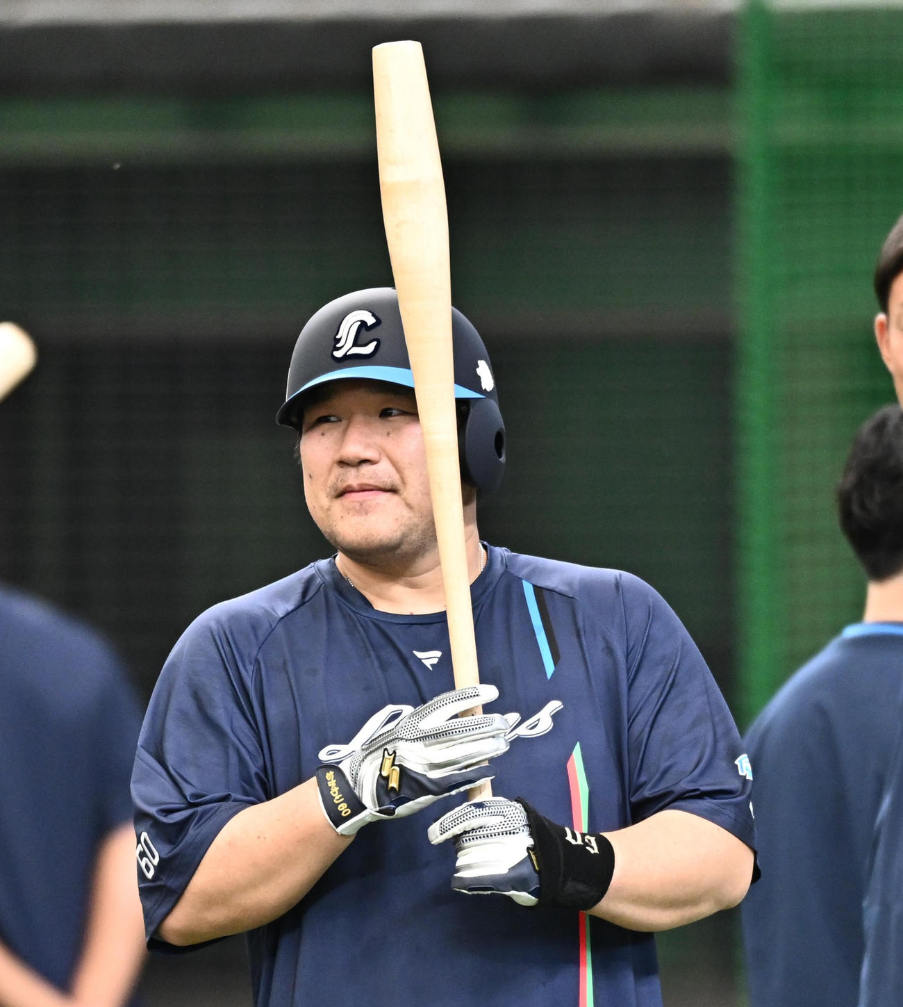 西武対ソフトバンク　試合前練習で魚雷バットで練習する西武中村剛（撮影・滝沢徹郎）