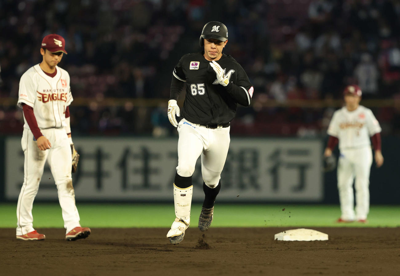 楽天対ロッテ　3回表ロッテ2死、右越え先制ソロ本塁打を放ち、ダイヤモンドを回る寺地。左は宗山（撮影・河田真司）