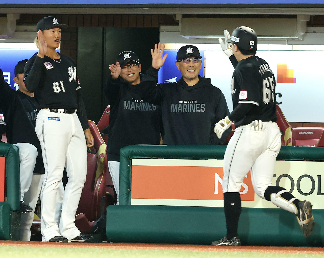 楽天対ロッテ　3回表ロッテ2死、右越え先制ソロ本塁打で生還する寺地（右）を迎える吉井監督（中央）。左は山本（撮影・河田真司）