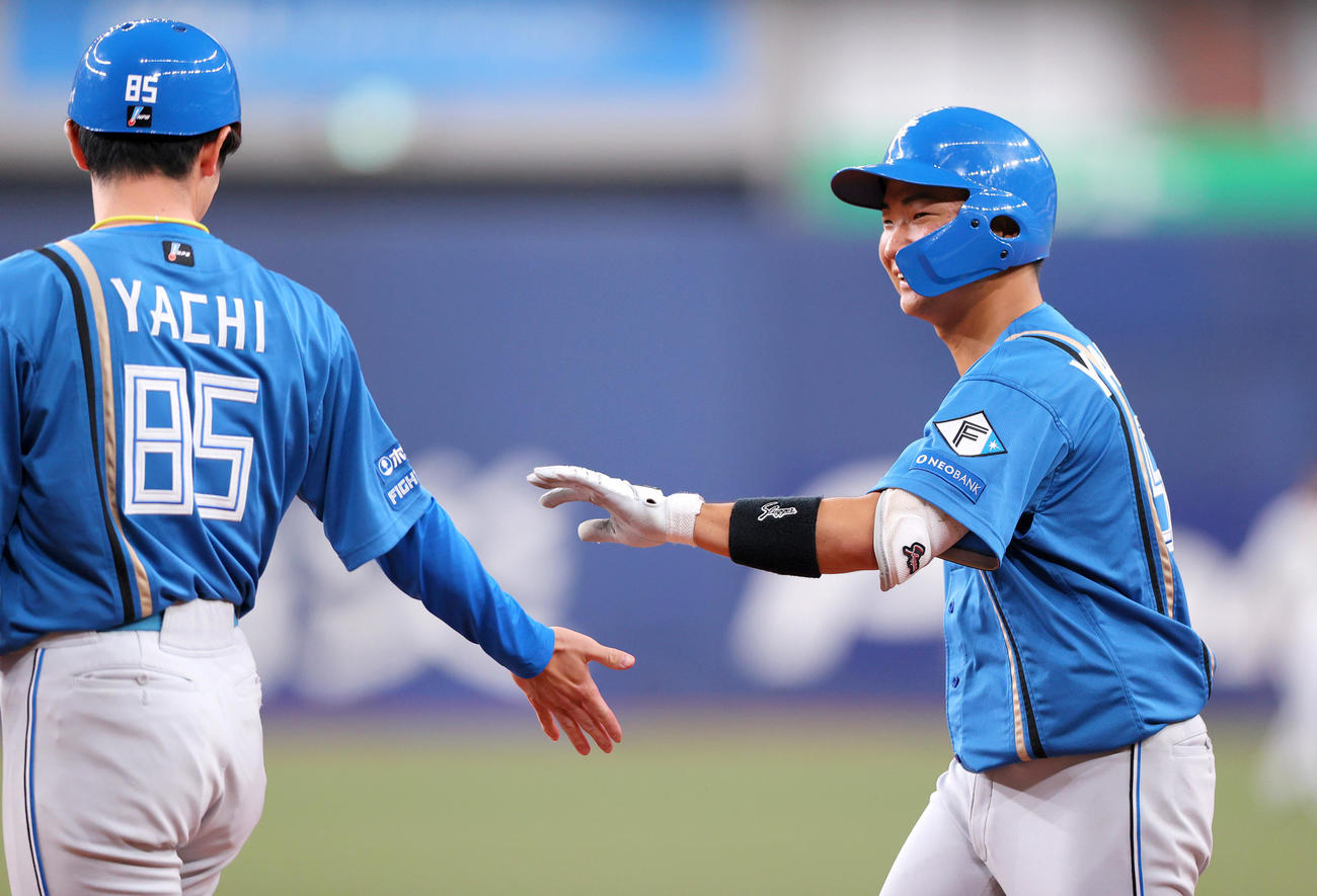 オリックス対日本ハム　1回表日本ハム1死、山縣（右）は遊内野安打を放ち一塁で喜ぶ（撮影・上山淳一）