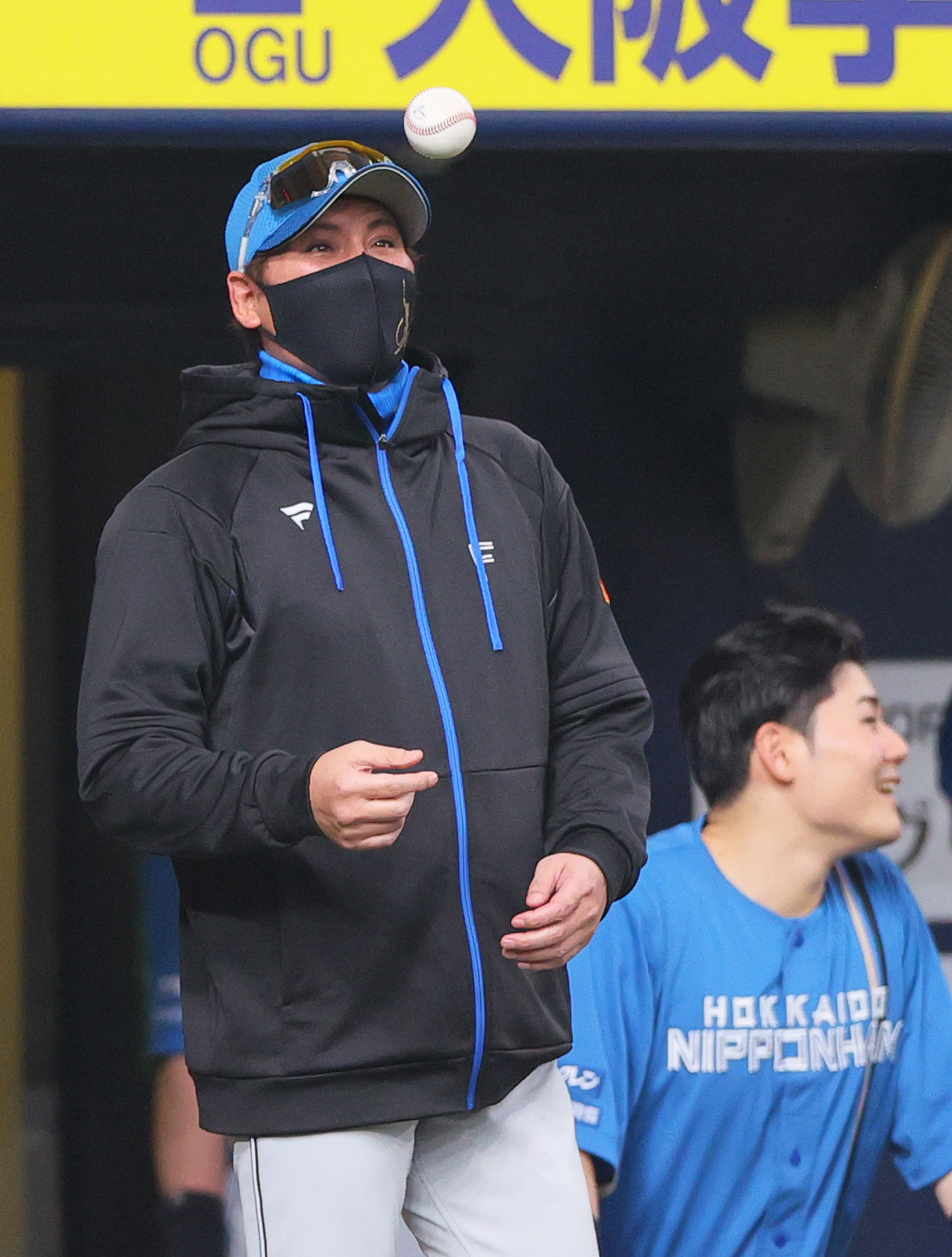 オリックス対日本ハム　1回表日本ハム1死、山縣の遊内野安打のリクエストの結果を待つ新庄監督（撮影・上山淳一）