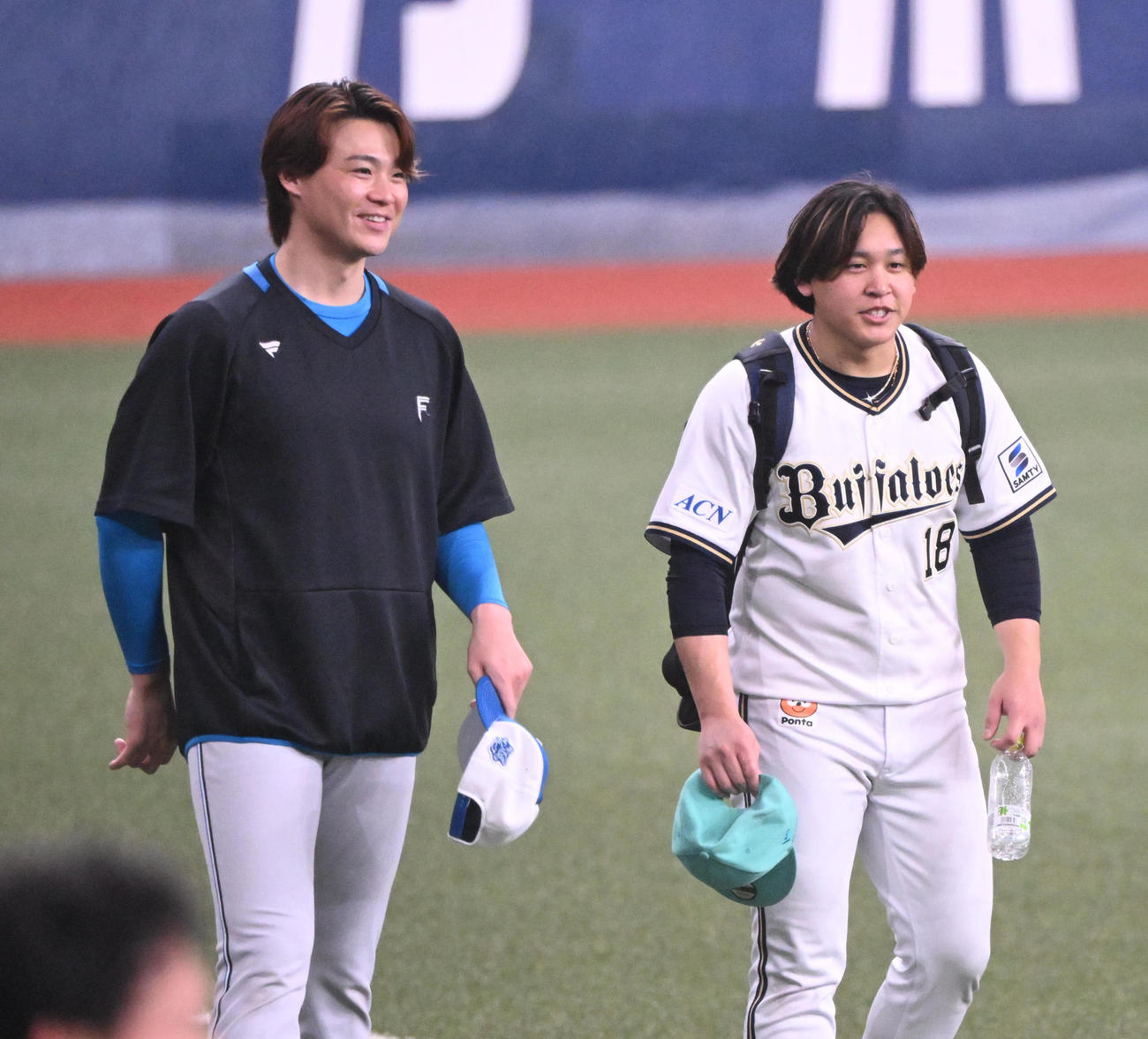 オリックス対日本ハム　試合前に談笑する日本ハム山崎（左）とオリックス宮城（撮影・和賀正仁）