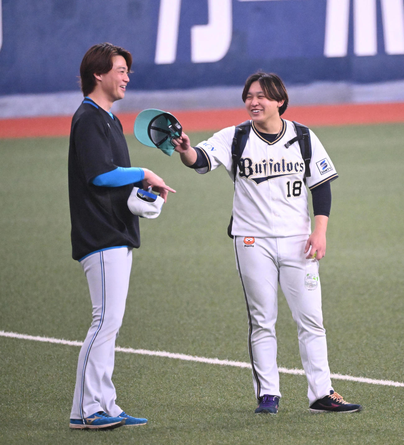 オリックス対日本ハム　試合前に談笑する日本ハム山崎（左）とオリックス宮城（撮影・和賀正仁）