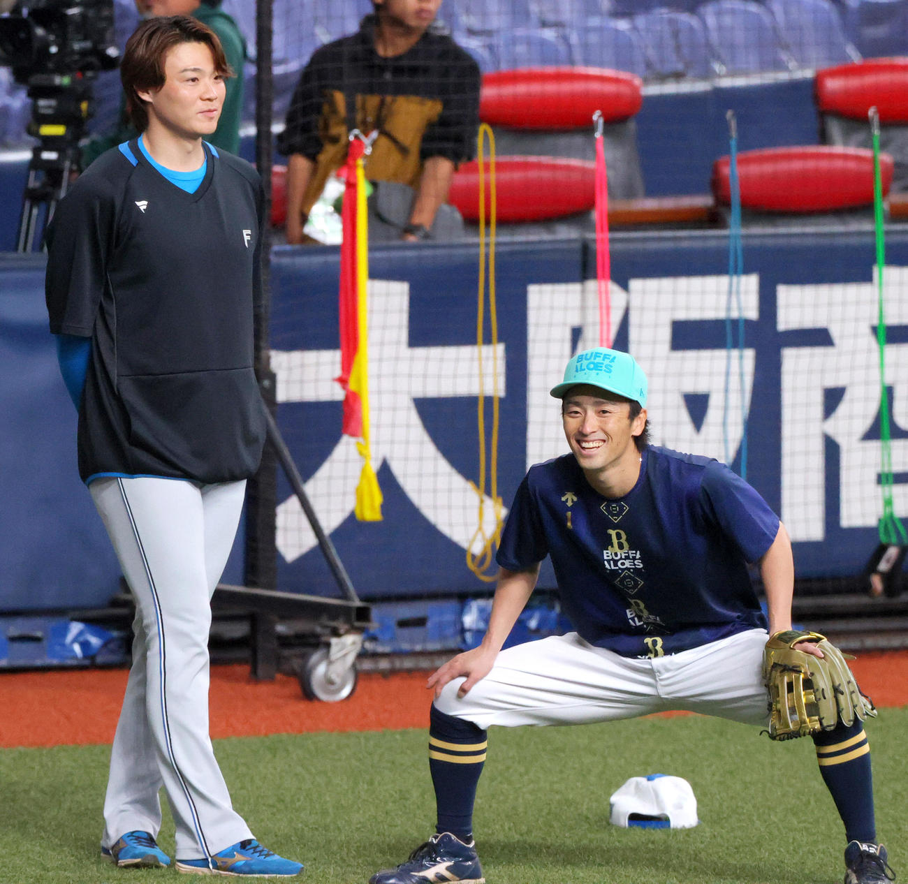 オリックス対日本ハム　試合前、オリックス福田（右）は日本ハム山崎と笑顔で話す（撮影・上山淳一）