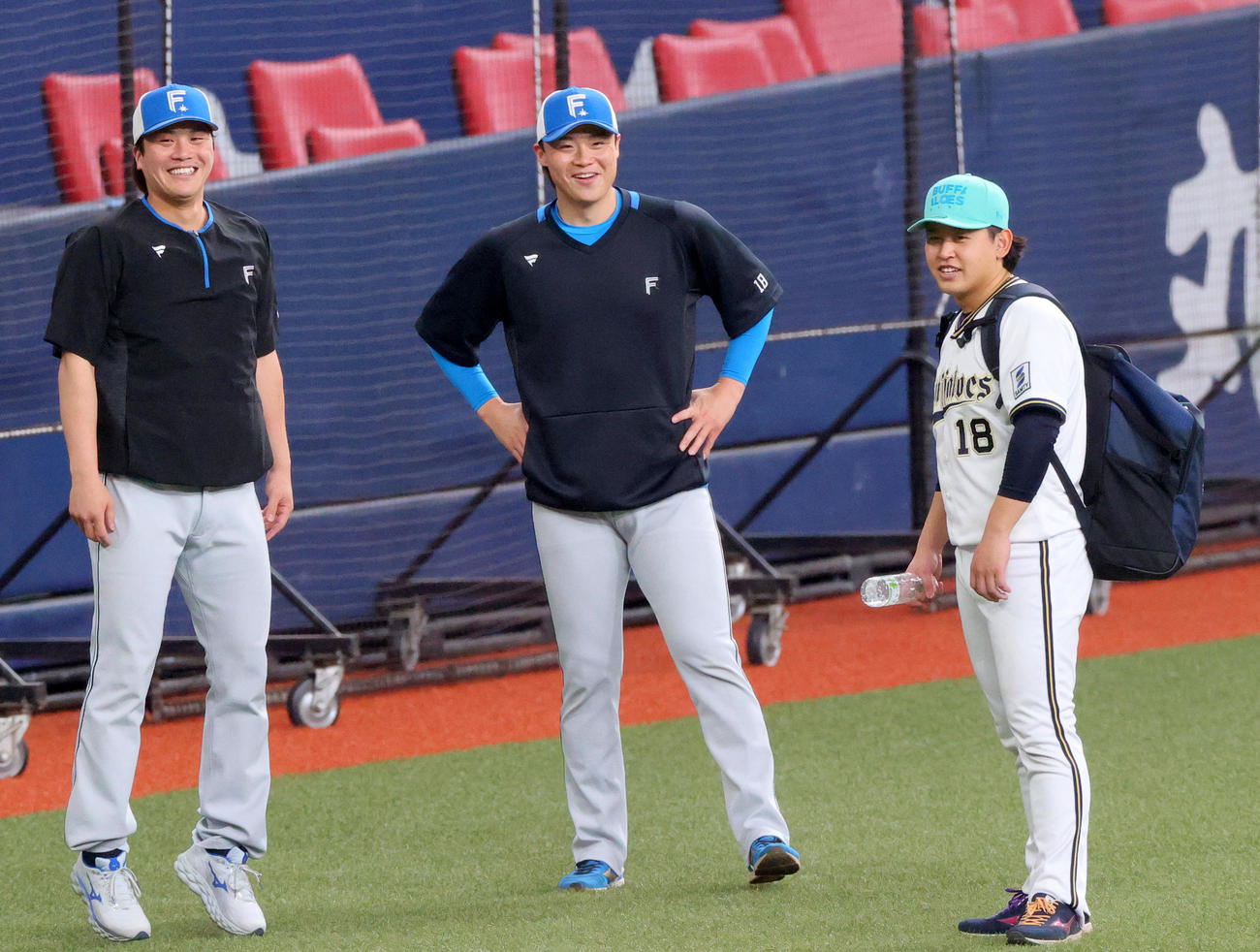 オリックス対日本ハム　試合前、オリックス宮城（右）は日本ハム山崎（中央）、伏見と笑顔で話す（撮影・上山淳一）