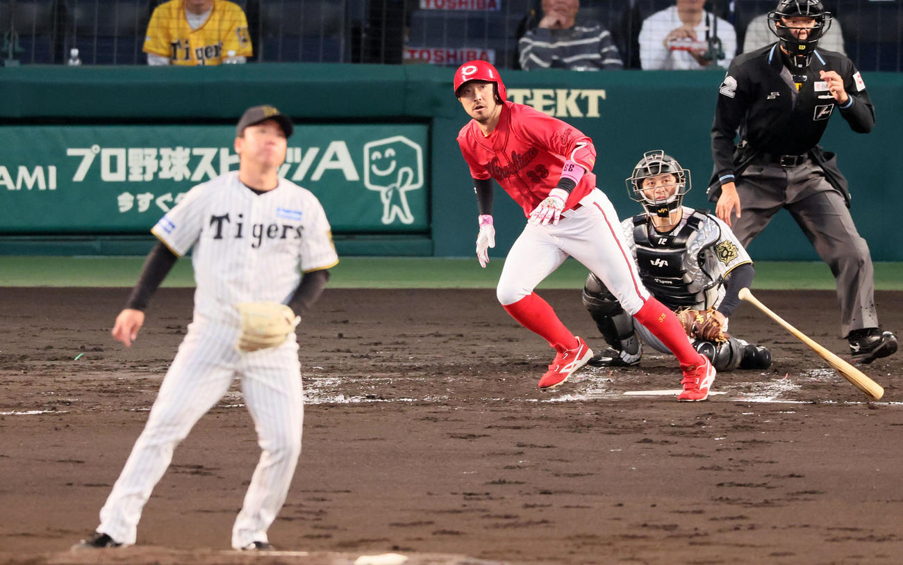 阪神対広島　2回表無死一、二塁、菊池は左越え適時2点二塁打を放つ。投手村上（撮影・加藤哉）