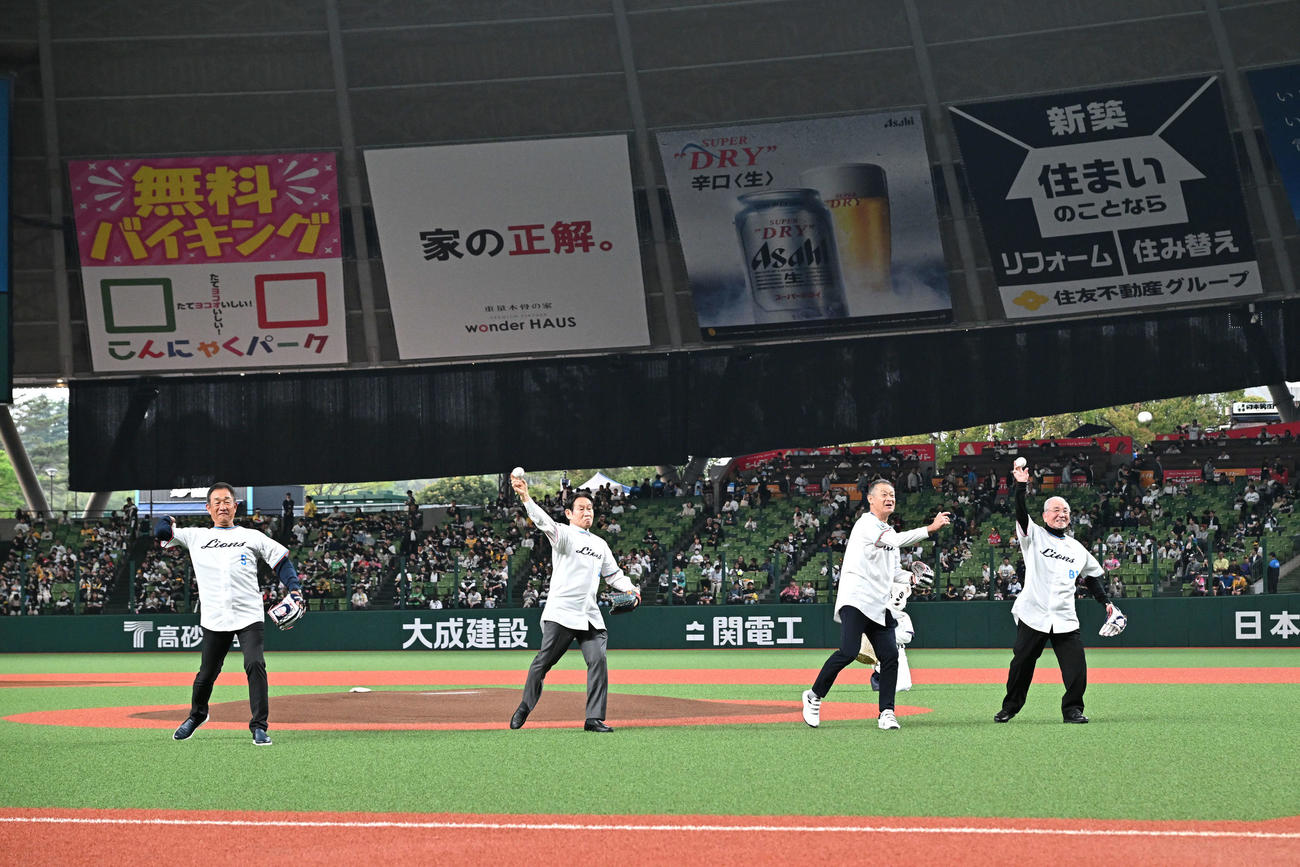 西武対ソフトバンク　始球式で投球する、左から辻氏、鹿取氏、石毛氏、森氏（撮影・滝沢徹郎）