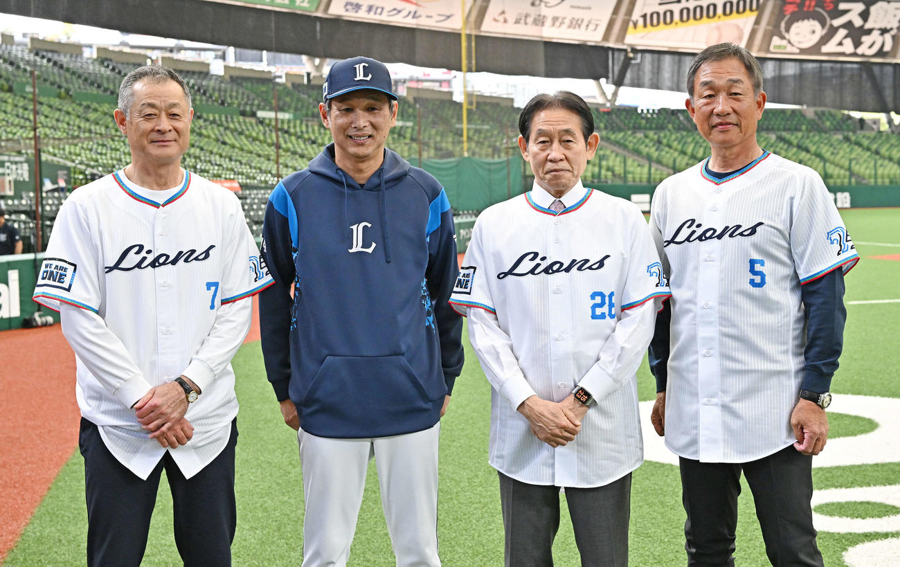 西武対ソフトバンク　試合前に記念撮影する、左から石毛氏、西武西口監督、鹿取氏、辻氏（撮影・滝沢徹郎）