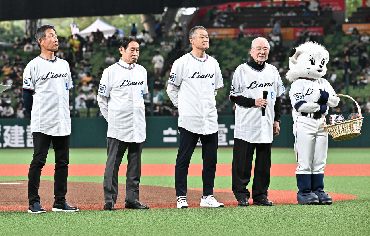 西武対ソフトバンク　始球式に臨む、左から辻氏、鹿取氏、石毛氏、森氏（撮影・滝沢徹郎）