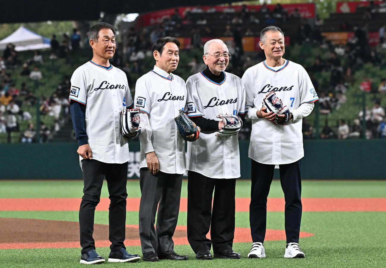 西武対ソフトバンク　始球式を終え記念撮影する、左から辻氏、鹿取氏、森氏、石毛氏（撮影・滝沢徹郎）