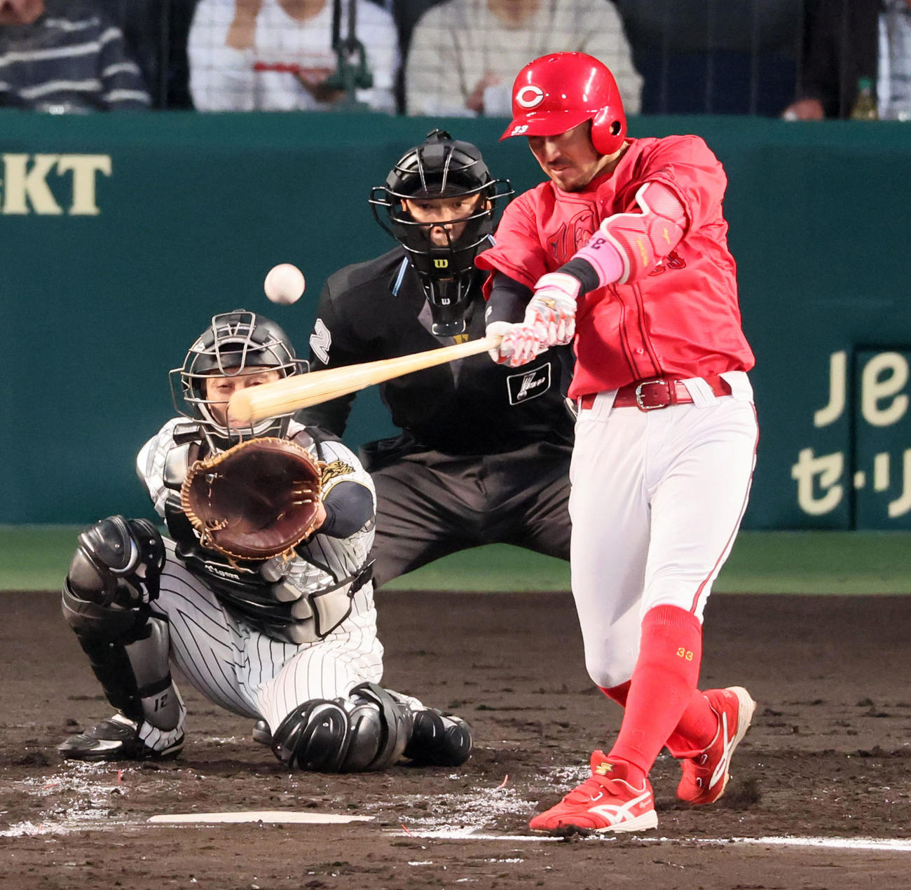 阪神対広島　2回表無死一、二塁、菊池は左越え適時2点二塁打を放つ（撮影・加藤哉）