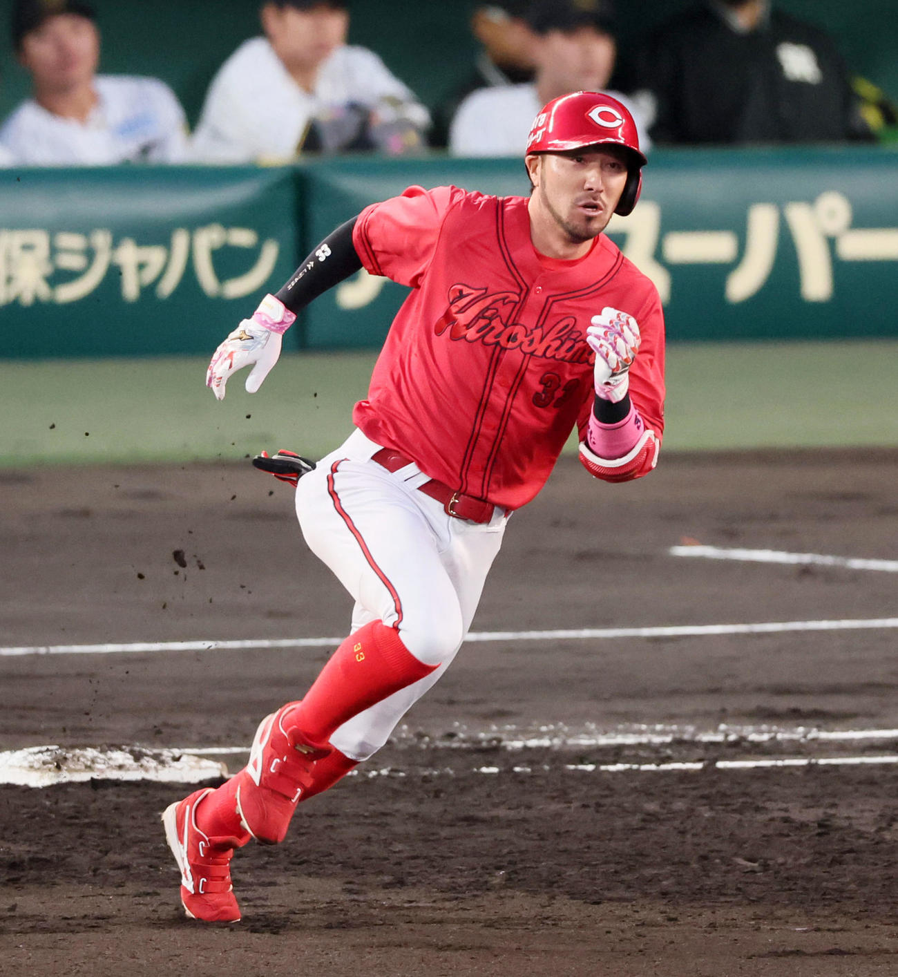 阪神対広島　2回表無死一、二塁、菊池は左越え適時2点二塁打を放つ（撮影・加藤哉）