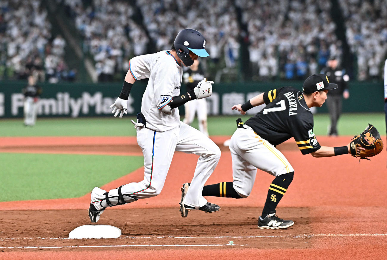 西武対ソフトバンク　3回裏西武2死三塁、敵失で出塁する源田（左）。一塁手中村晃（撮影・滝沢徹郎）