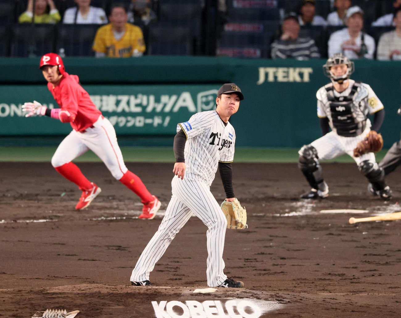 阪神対広島　2回表広島無死一、二塁、村上は菊池に左越え適時2点二塁打を打たれ同点にされる（撮影・加藤哉）