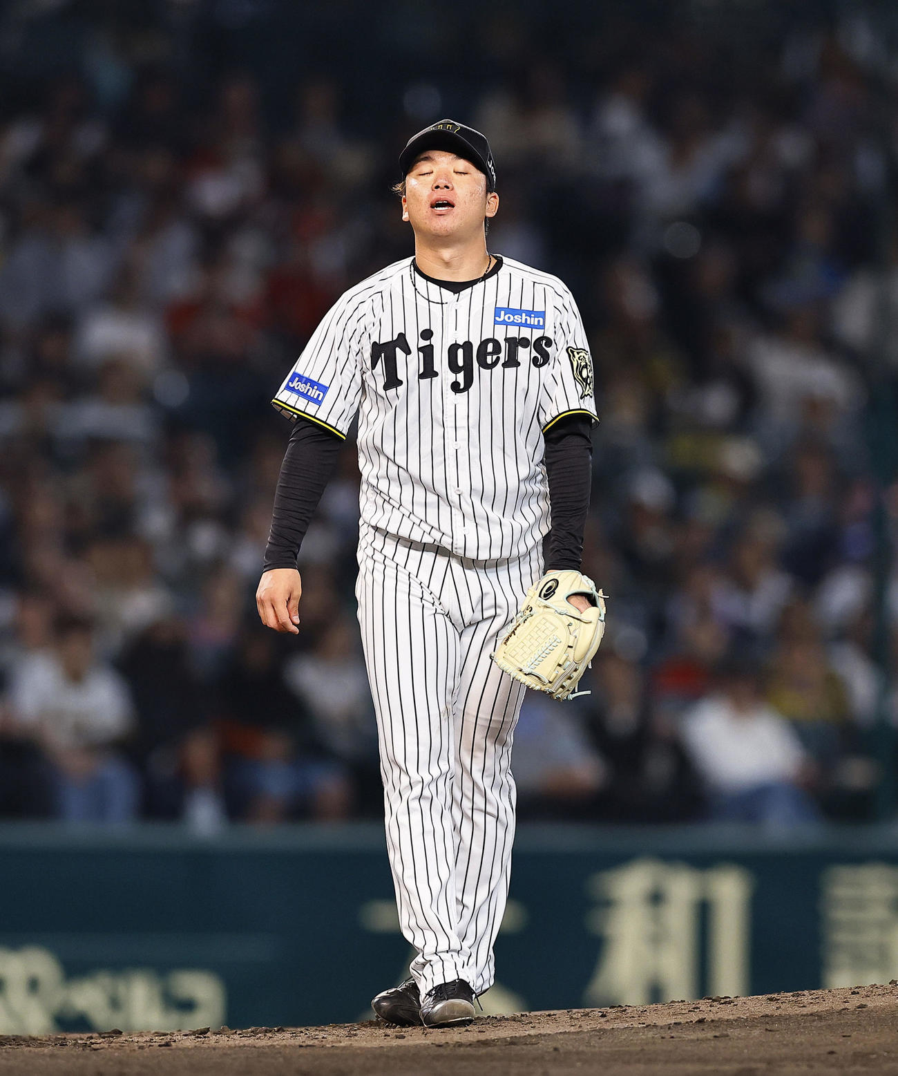 阪神対広島　2回表広島1死二、三塁、二俣に四球を与えた村上（撮影・藤尾明華）