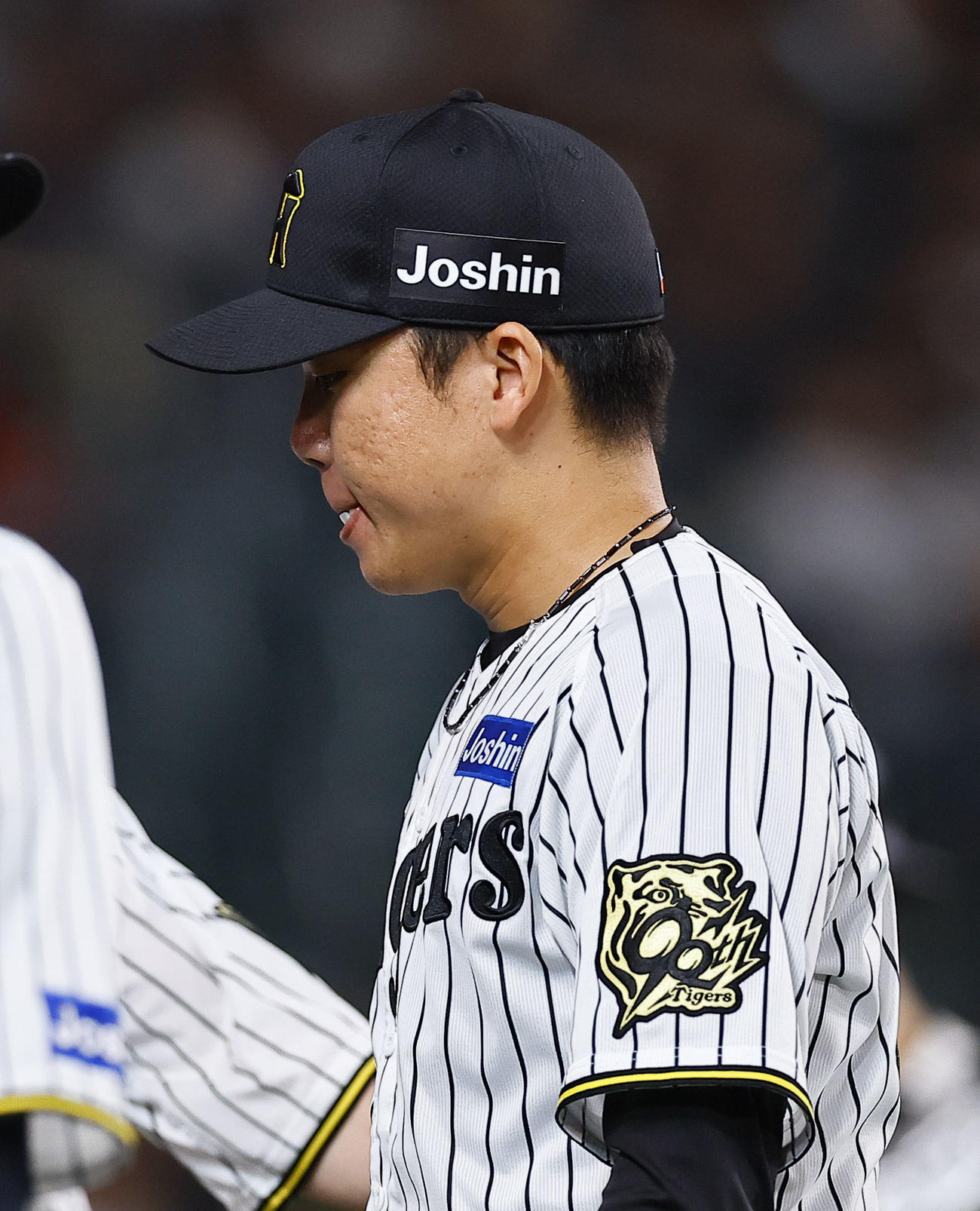 阪神対広島　2回を追え、ベンチに戻る阪神村上（撮影・藤尾明華）