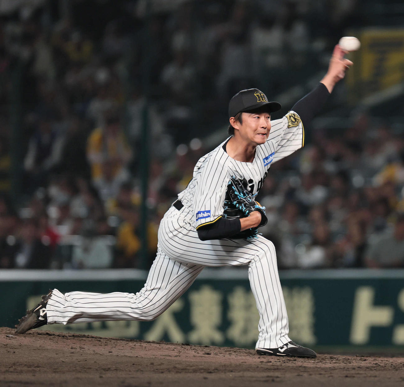 阪神対広島　5回表に登板した阪神島本（撮影・宮崎幸一）