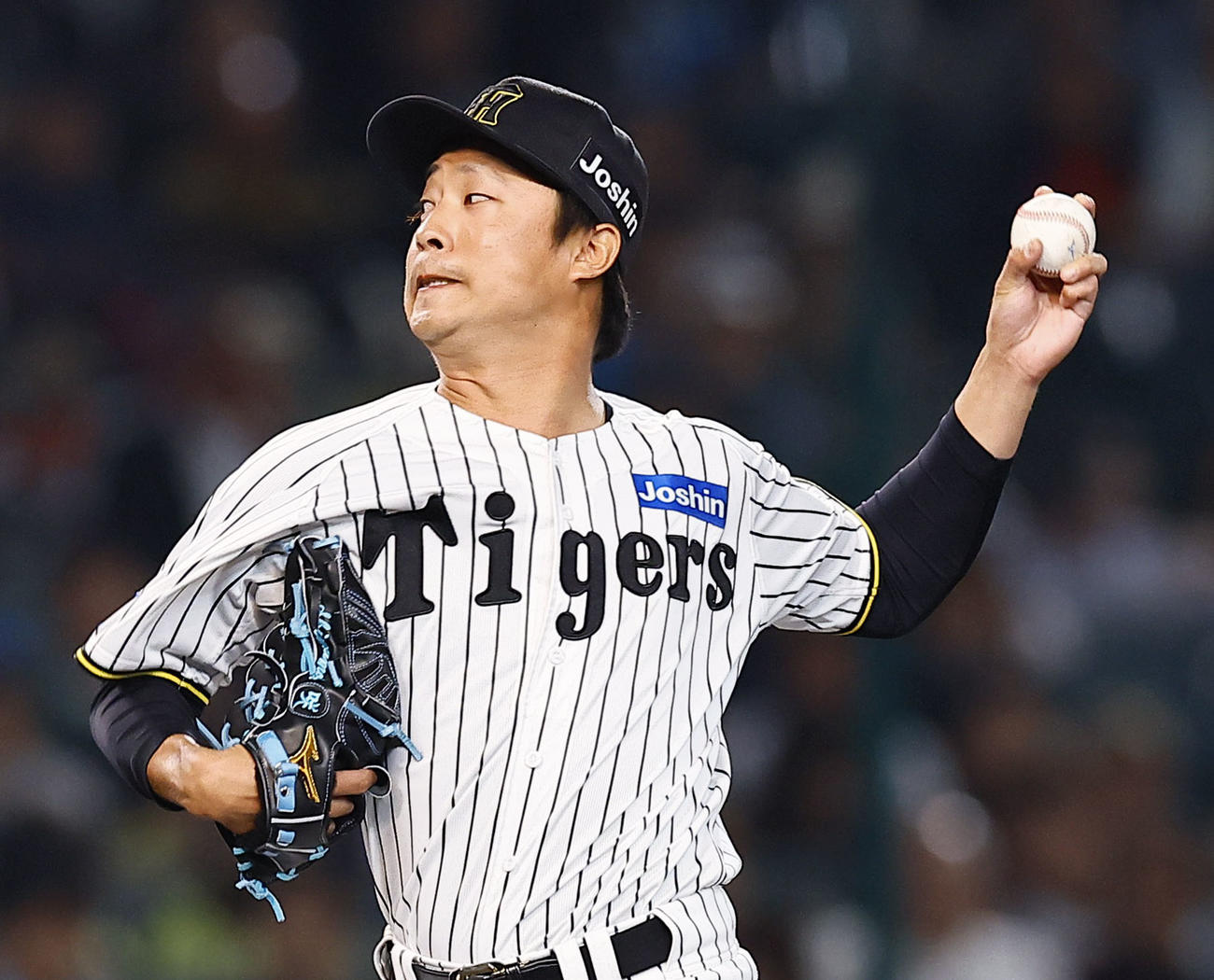 阪神対広島　5回、2番手で登板した阪神島本（撮影・藤尾明華）
