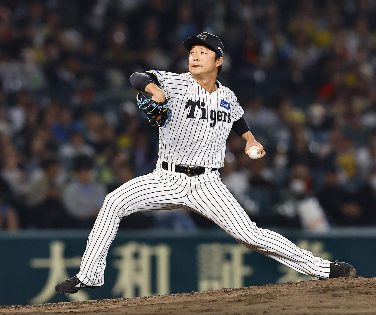 阪神対広島　5回、2番手で登板した阪神島本（撮影・藤尾明華）