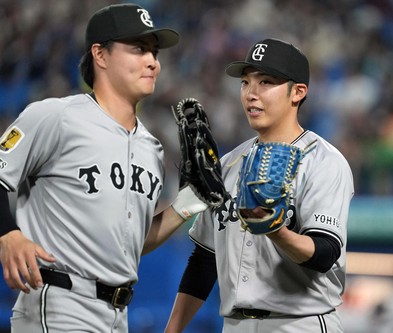 ヤクルト対巨人　3回を無失点に抑え、笑顔を見せる巨人の先発赤星。左は岡田川（撮影・たえ見朱実）