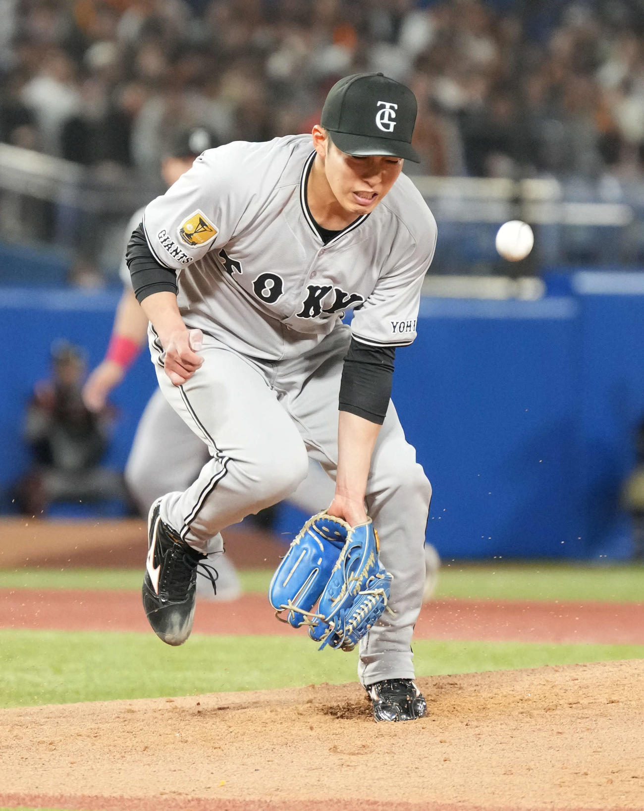 ヤクルト対巨人　4回裏ヤクルト無死二塁、オスナの打球を右足に直撃される巨人先発の赤星（撮影・小沢裕）