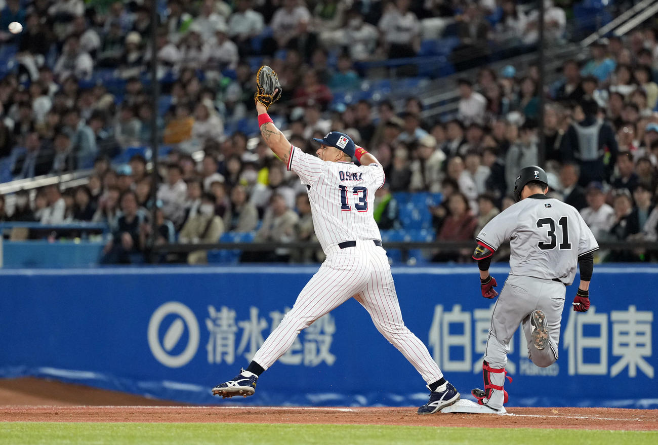 ヤクルト対巨人　3回表巨人2死、二塁内野安打を放った赤星（撮影・たえ見朱実）