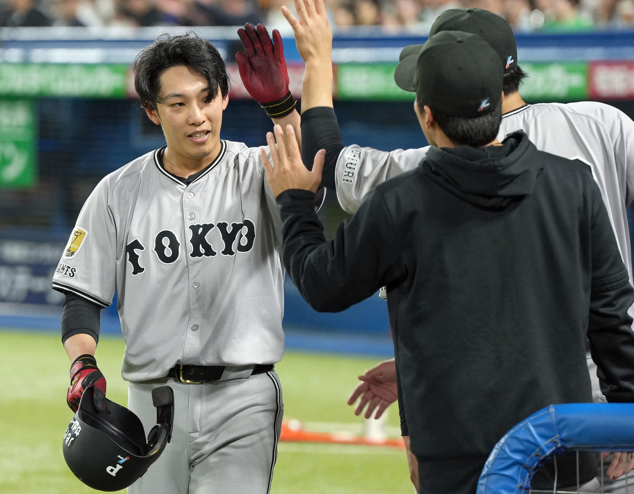 ヤクルト対巨人　3回表巨人2死一塁、泉口の二塁打で生還した赤星（撮影・たえ見朱実）