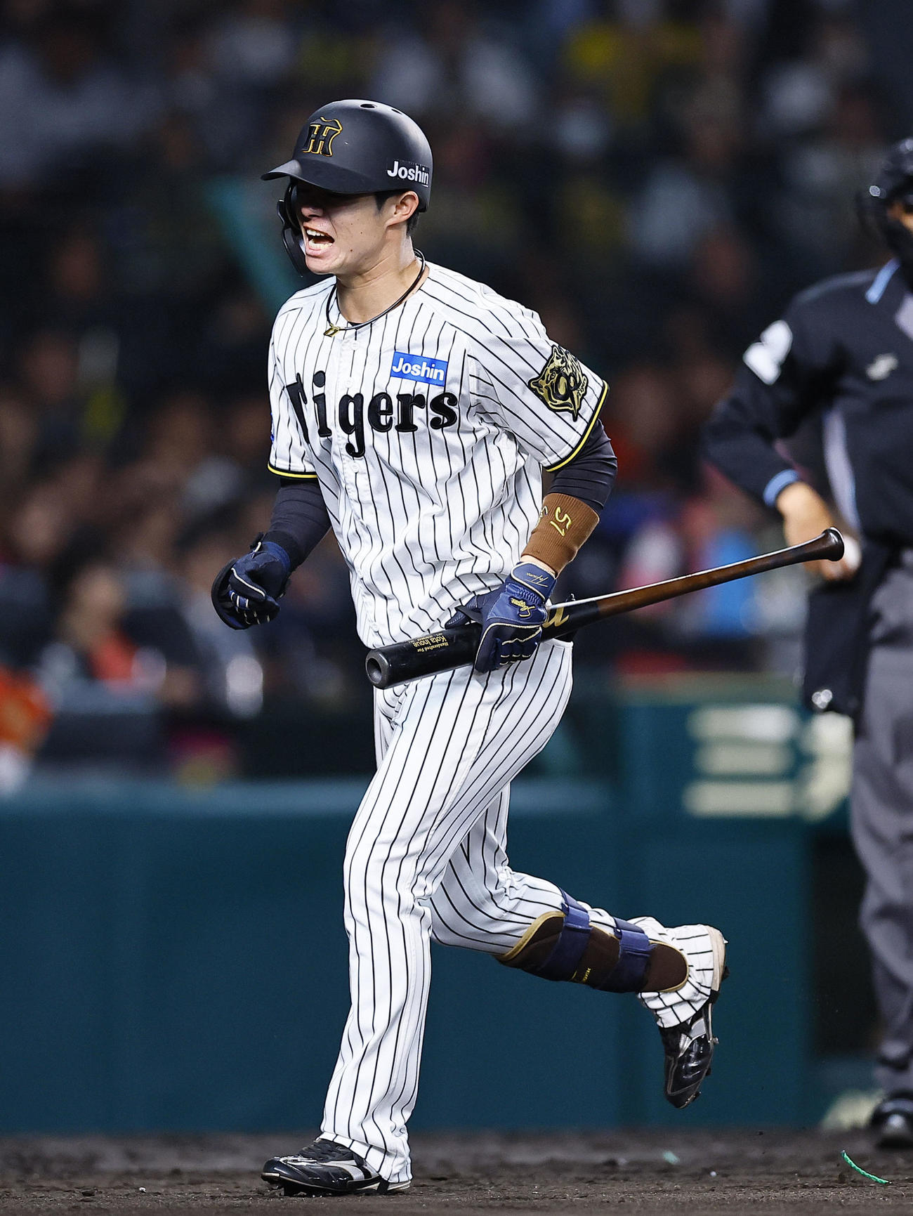 阪神対広島　2回裏阪神無死、右足に自打球を受け痛がる中野（撮影・藤尾明華）