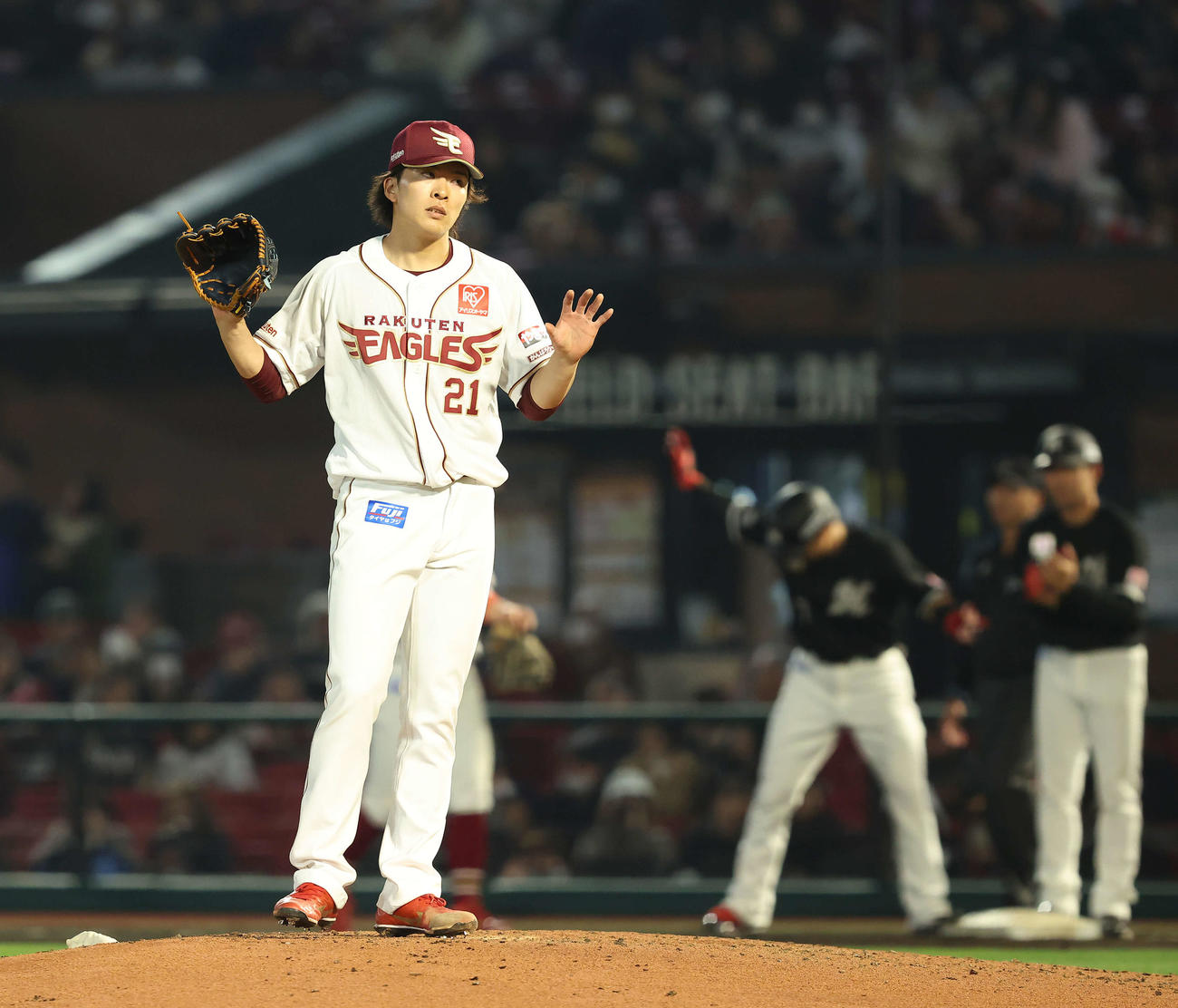 楽天対ロッテ　6回表ロッテ1死、藤岡に右前打を浴びる早川（撮影・河田真司）