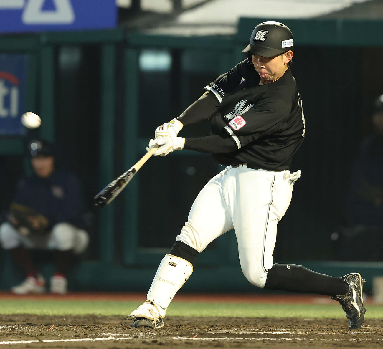 楽天対ロッテ　8回表ロッテ1死、右中間ソロ本塁打を放つ寺地（撮影・河田真司）