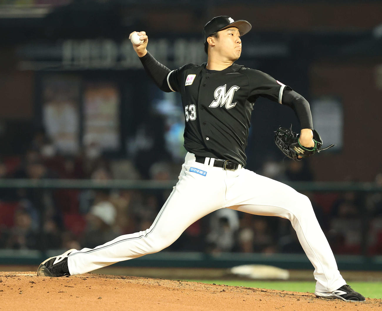 楽天対ロッテ　7回裏、ロッテ3番手で登板する木村（撮影・河田真司）