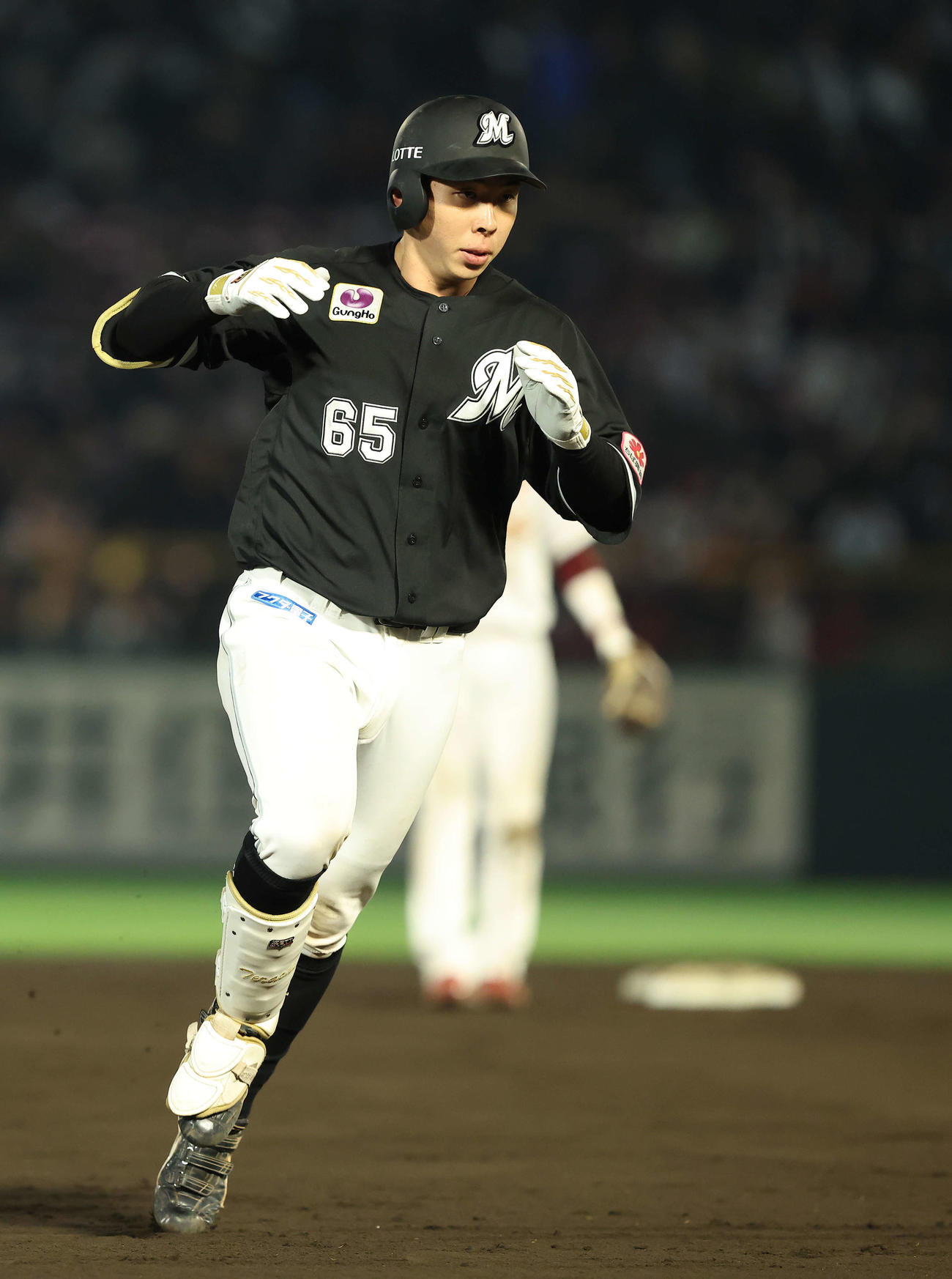 楽天対ロッテ　8回表ロッテ1死、右中間ソロ本塁打を放ち、ダイヤモンドを回る寺地（撮影・河田真司）