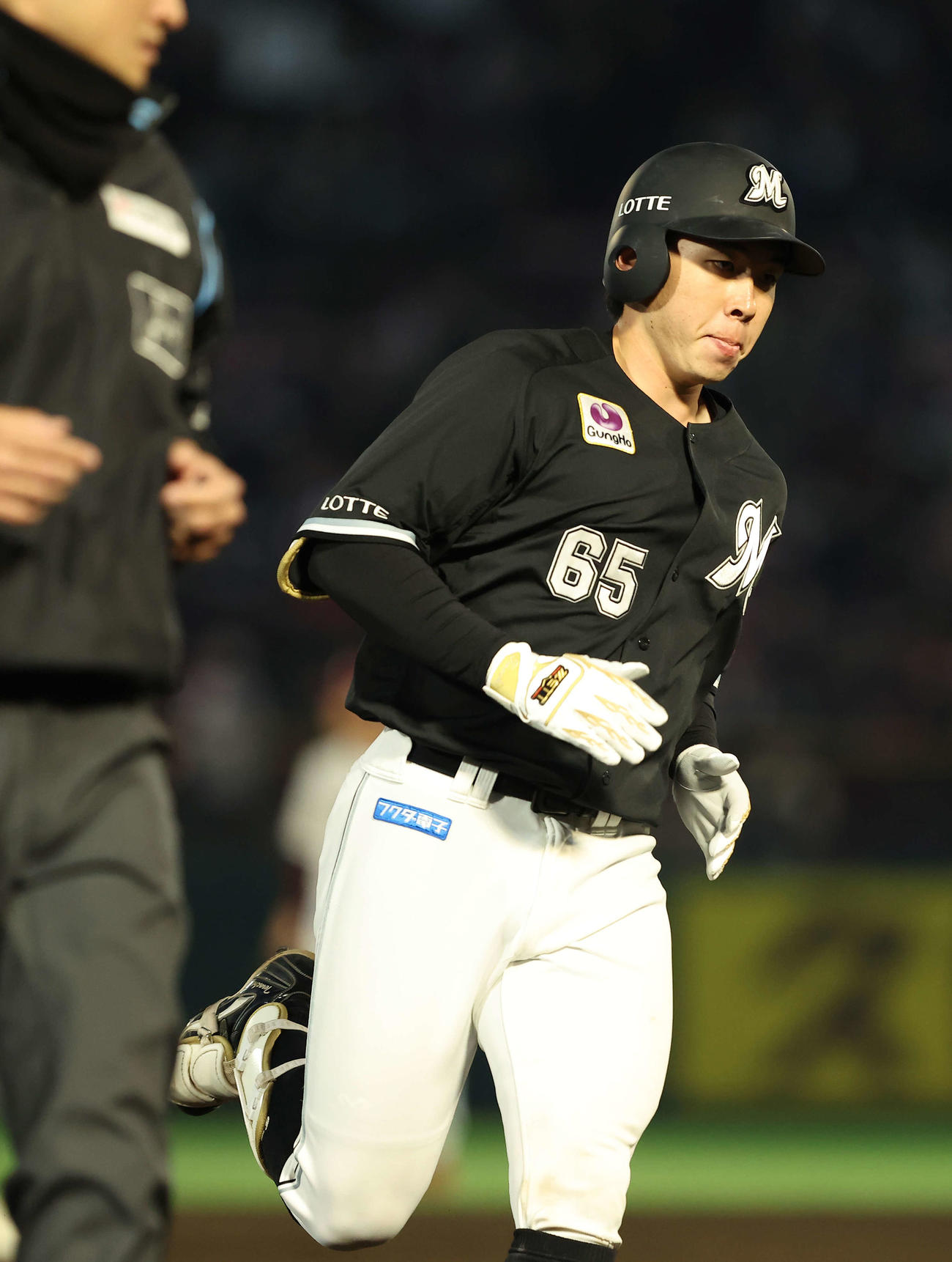 楽天対ロッテ　3回表ロッテ2死、右越え先制ソロ本塁打を放ち、ダイヤモンドをまわる寺地（撮影・河田真司）