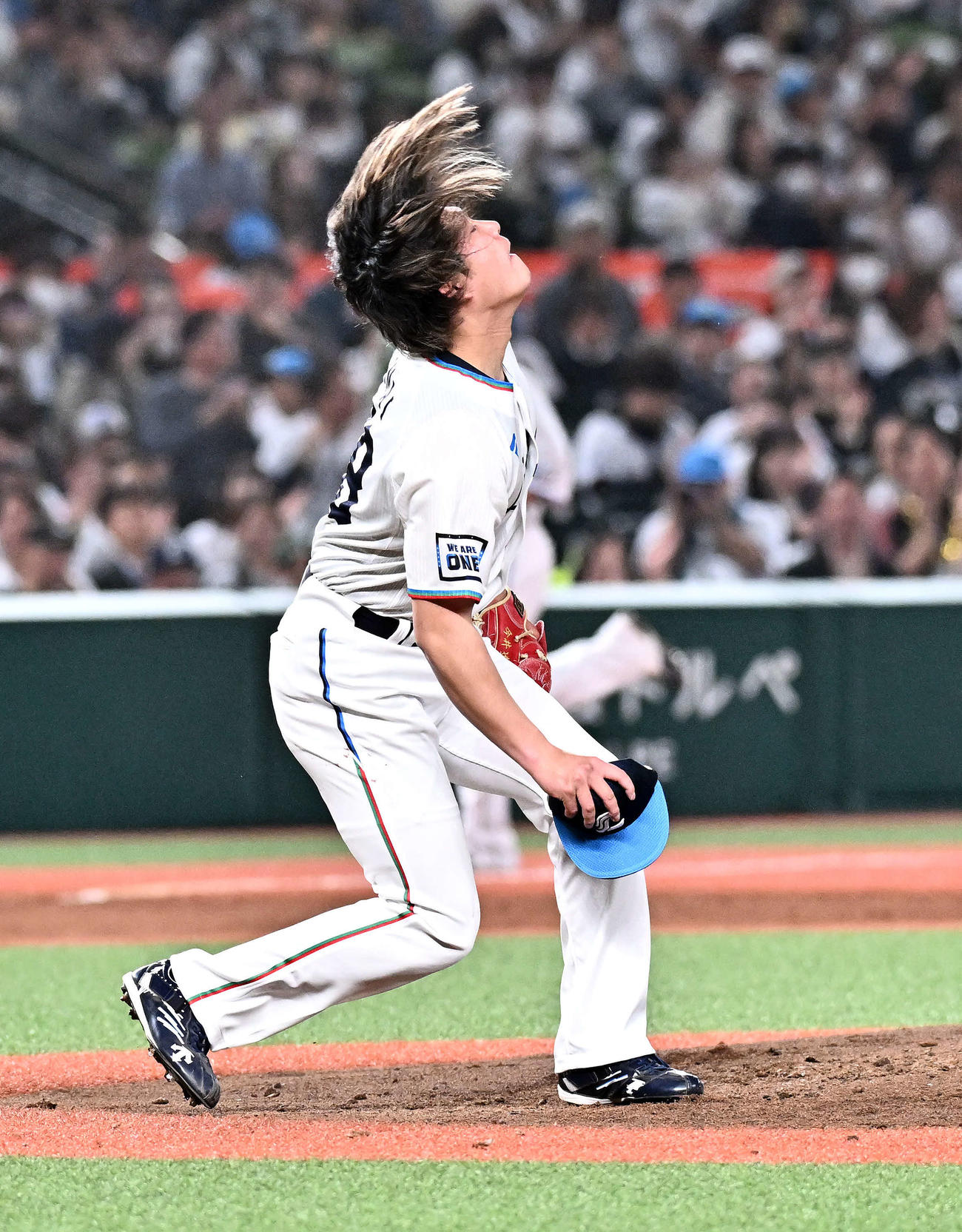 西武対ソフトバンク　4回表ソフトバンク2死、山川を空振り三振に仕留めた今井は落とした帽子を拾う（撮影・滝沢徹郎）