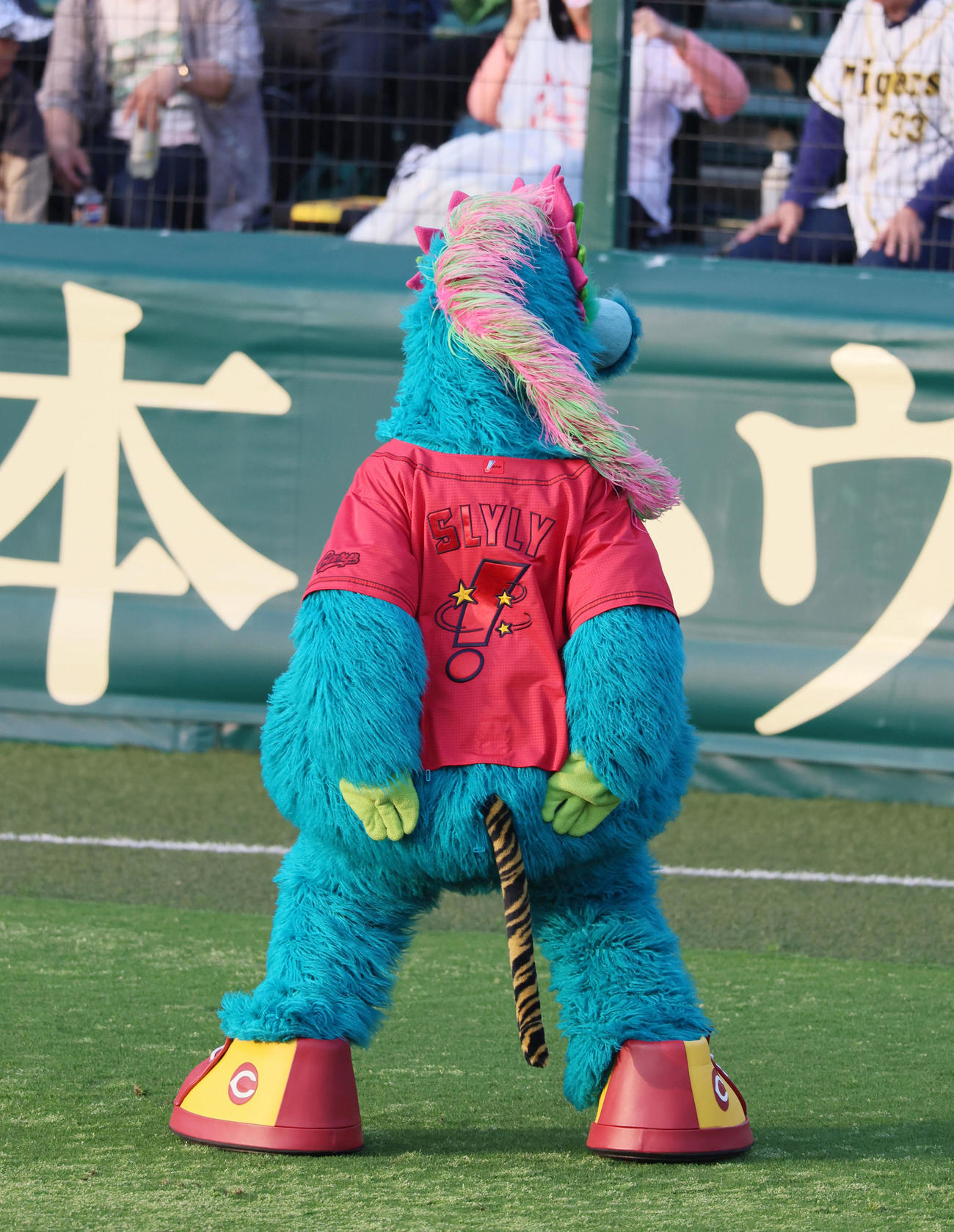 阪神対広島　甲子園球場へやってきた広島マスコットのスラィリー。よく見ると虎柄の尻尾が生えています…（撮影・加藤哉）