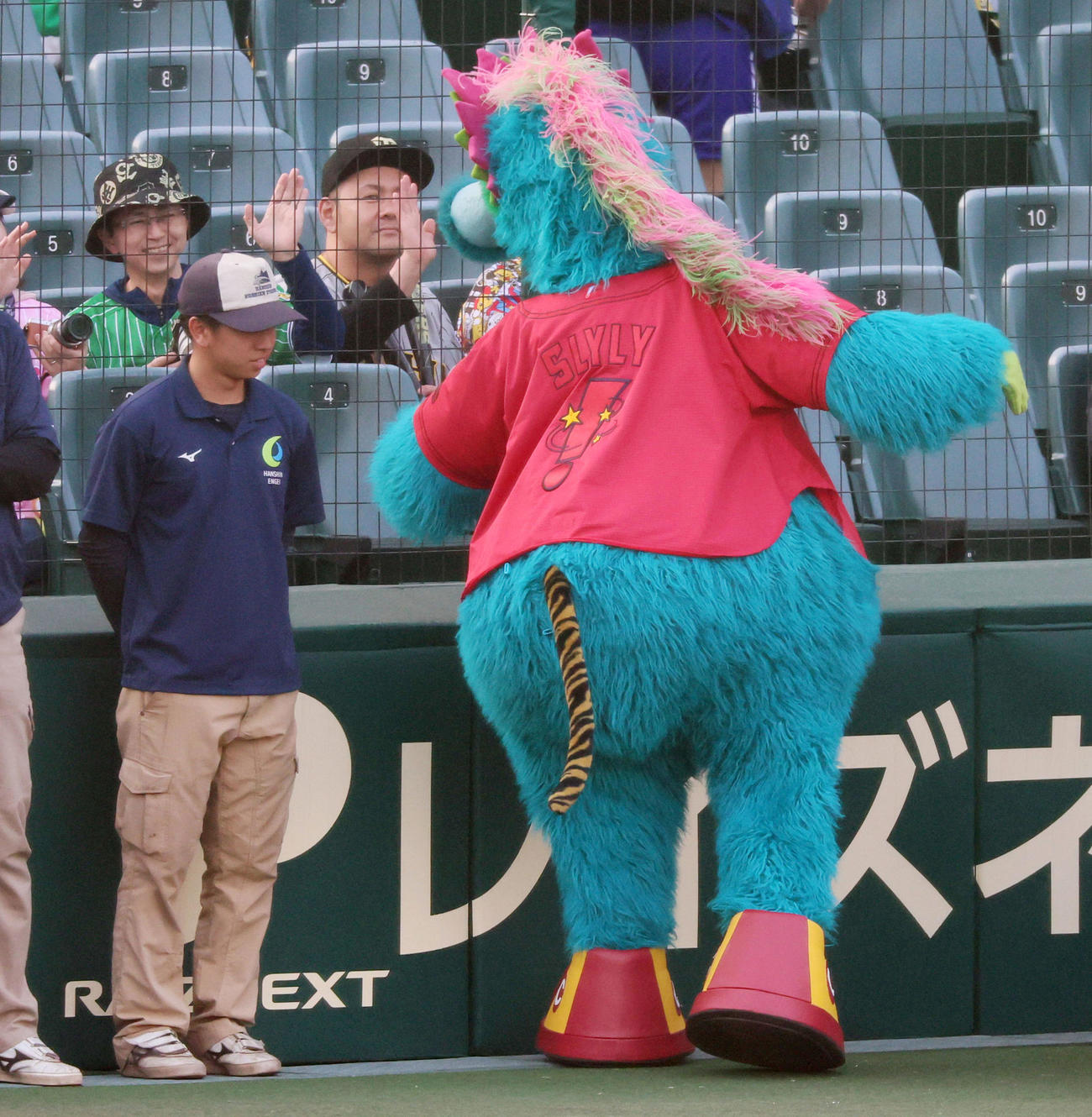 阪神対広島　甲子園球場へやってきた広島マスコットのスラィリー。よく見ると虎柄の尻尾が生えています…（撮影・加藤哉）
