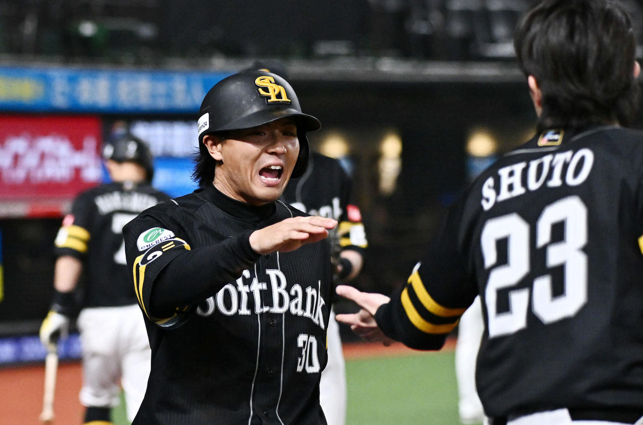 西武対ソフトバンク　7回表ソフトバンク1死三塁、山川の三ゴロで生還した佐藤直はチームメートとタッチをかわす（撮影・滝沢徹郎）