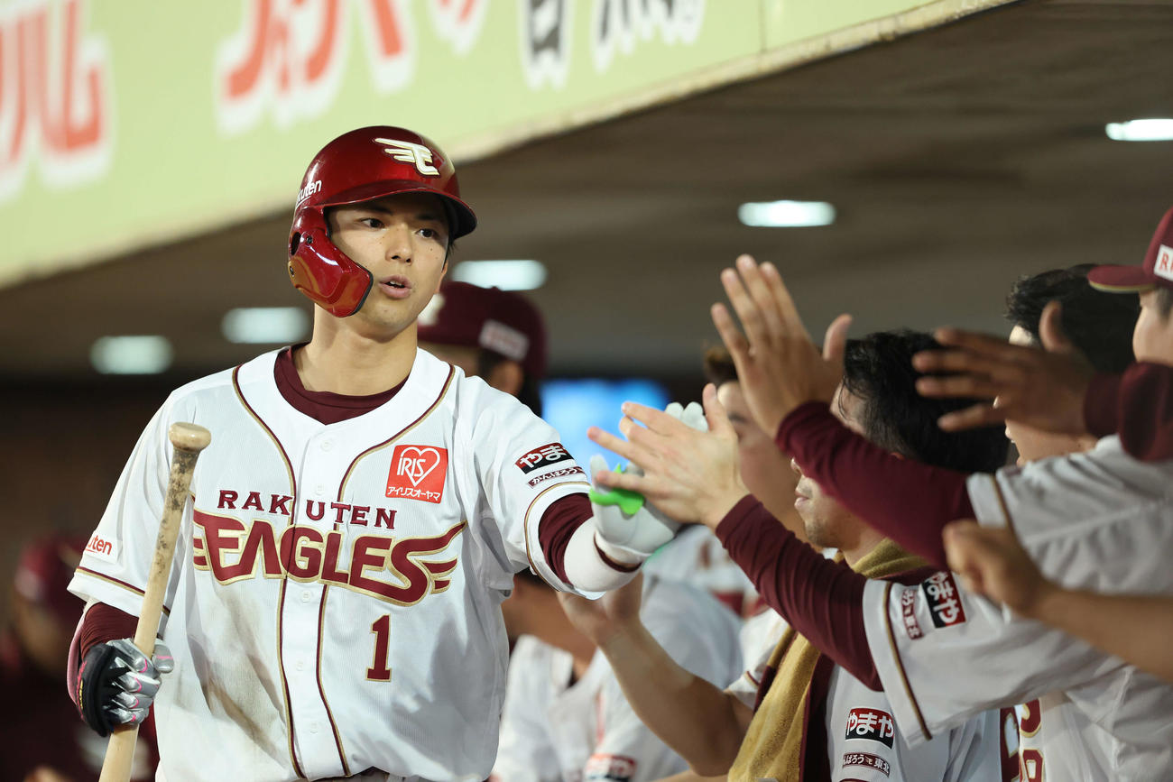 楽天対ロッテ　8回裏楽天2死、右越えソロ本塁打で生還し、チームメートに迎えられる宗山（撮影・河田真司）