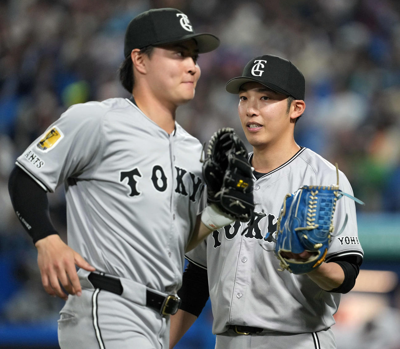 ヤクルト対巨人　3回を無失点に抑え、笑顔を見せる巨人の先発赤星。左は岡田（撮影・たえ見朱実）