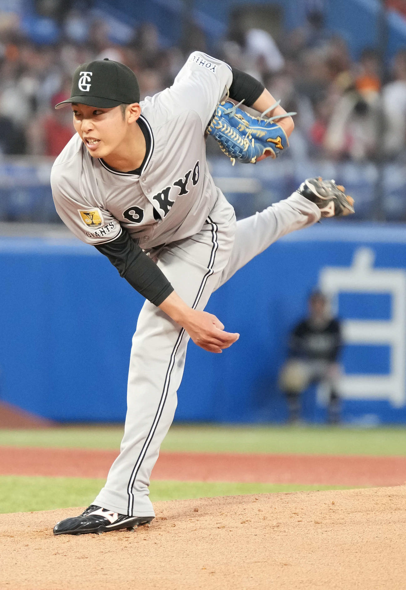 ヤクルト対巨人　巨人先発の赤星（撮影・小沢裕）
