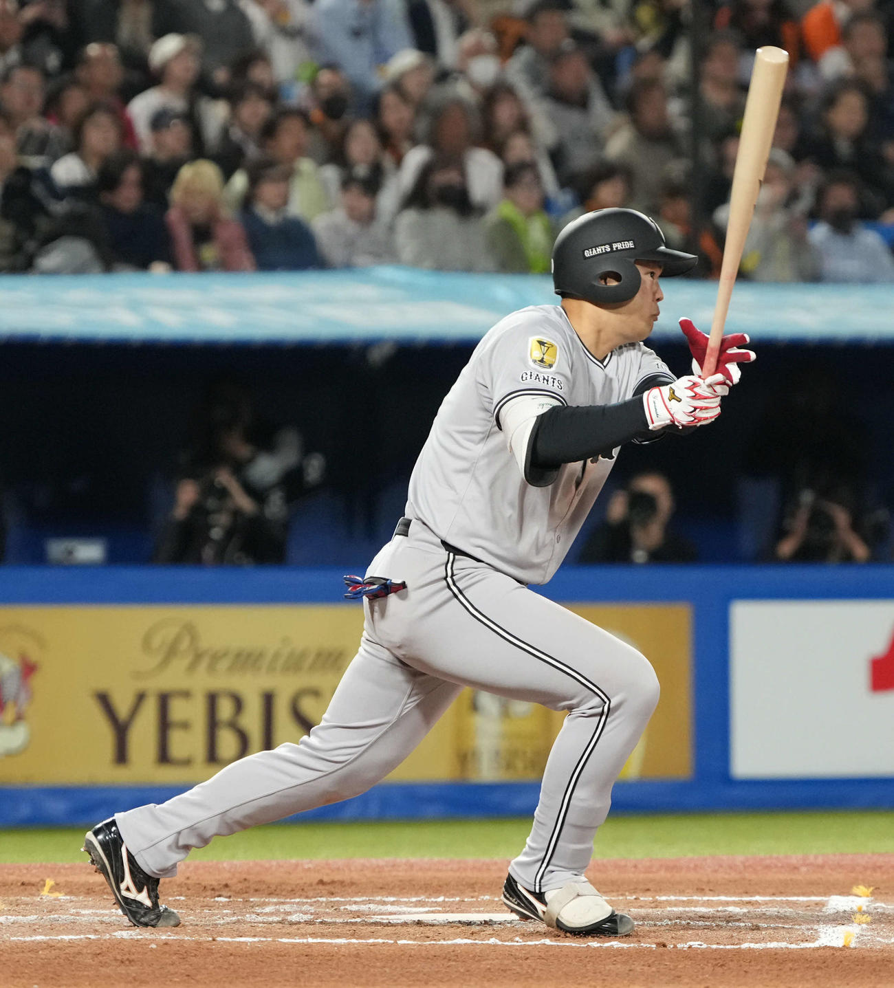 ヤクルト対巨人　7回表巨人無死、荒巻は右前にプロ初安打を放つ（撮影・小沢裕）