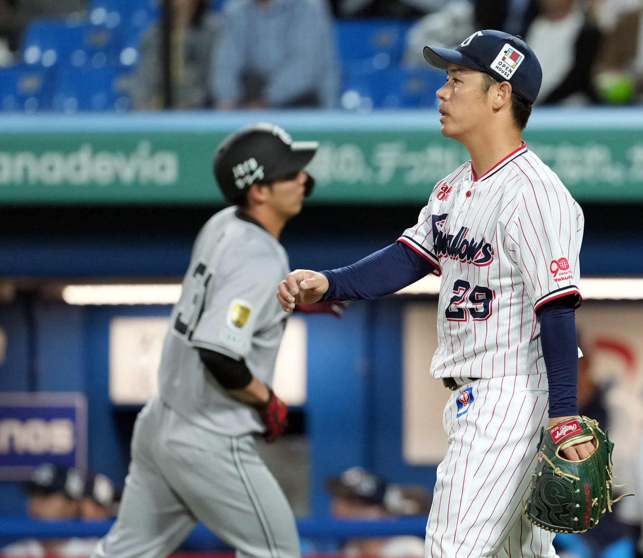 ヤクルト対巨人　3回表、巨人に先制を許すヤクルトの先発小川（撮影・たえ見朱実）