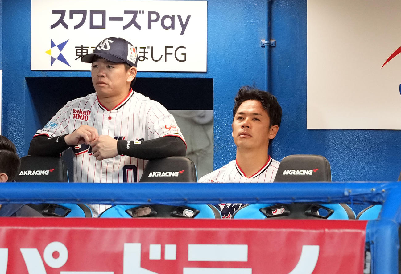 ヤクルト対巨人　7回表巨人2死二塁、6失点でマウンドを降りたヤクルトの先発小川（右）（撮影・たえ見朱実）