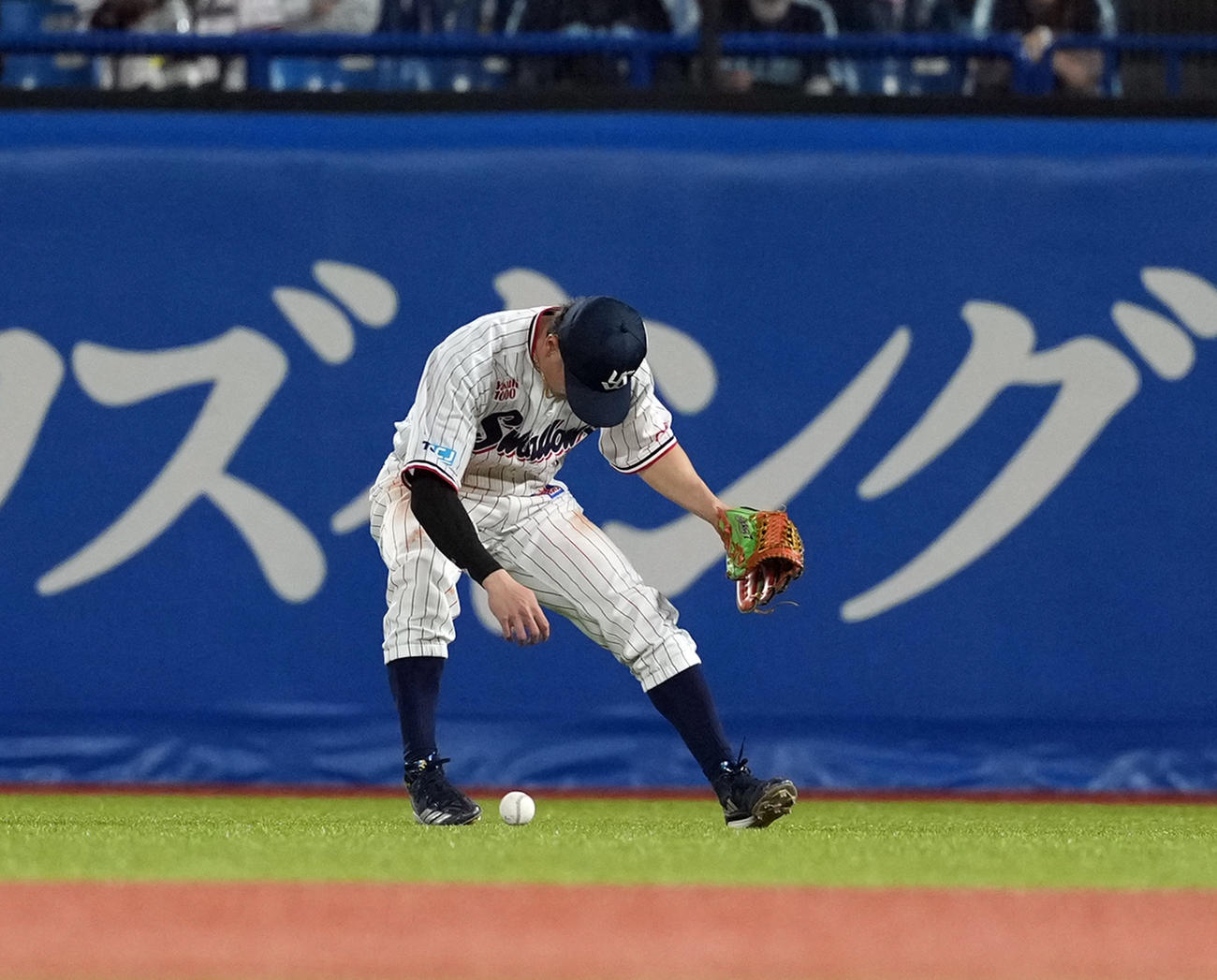 ヤクルト対巨人　3回表巨人2死二塁、吉川の打球処理をもたつき適時打とされる右翼手西川（撮影・たえ見朱実）