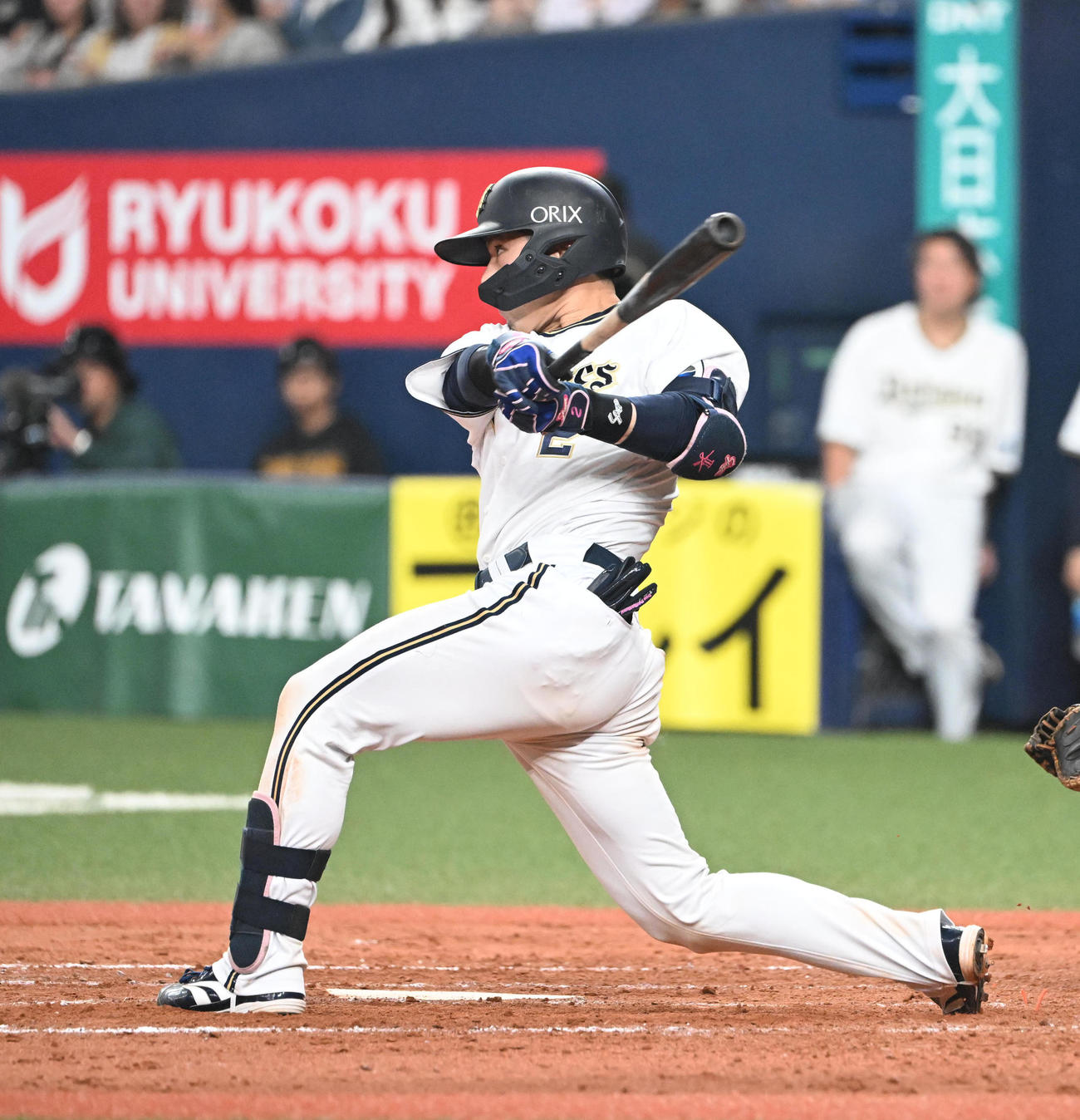 オリックス対日本ハム　9回裏オリックス1死一、二塁、中越えにサヨナラ二塁打を放つ若月（撮影・和賀正仁）