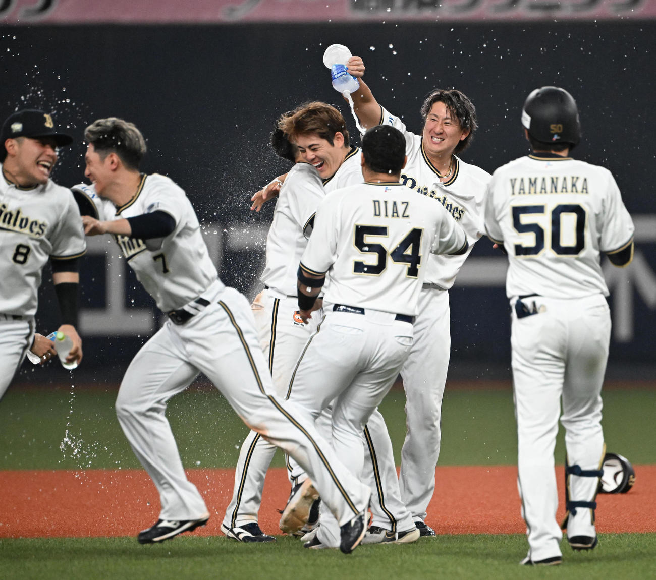 オリックス対日本ハム　9回裏オリックス1死一、二塁、中越えにサヨナラ二塁打を放った若月に抱きつく九里（撮影・和賀正仁）
