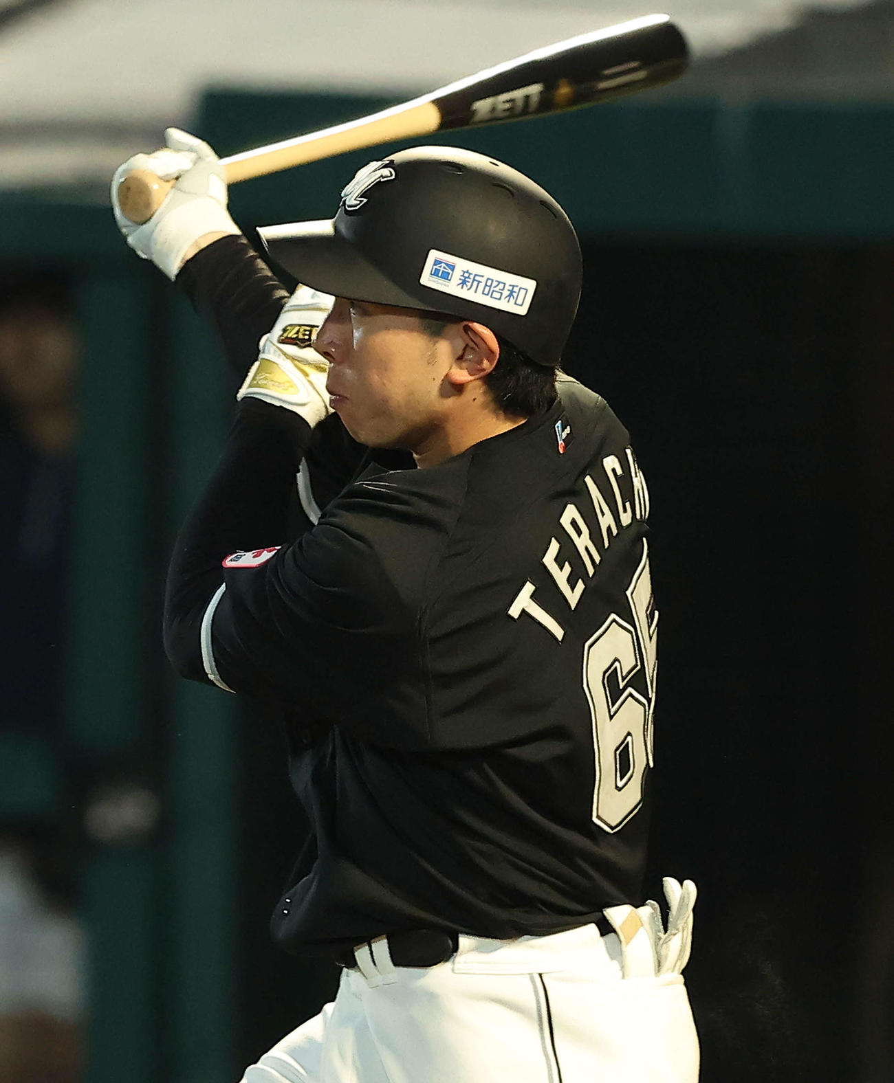 楽天対ロッテ　3回表ロッテ2死、右越え先制ソロ本塁打を放つ寺地（撮影・河田真司）