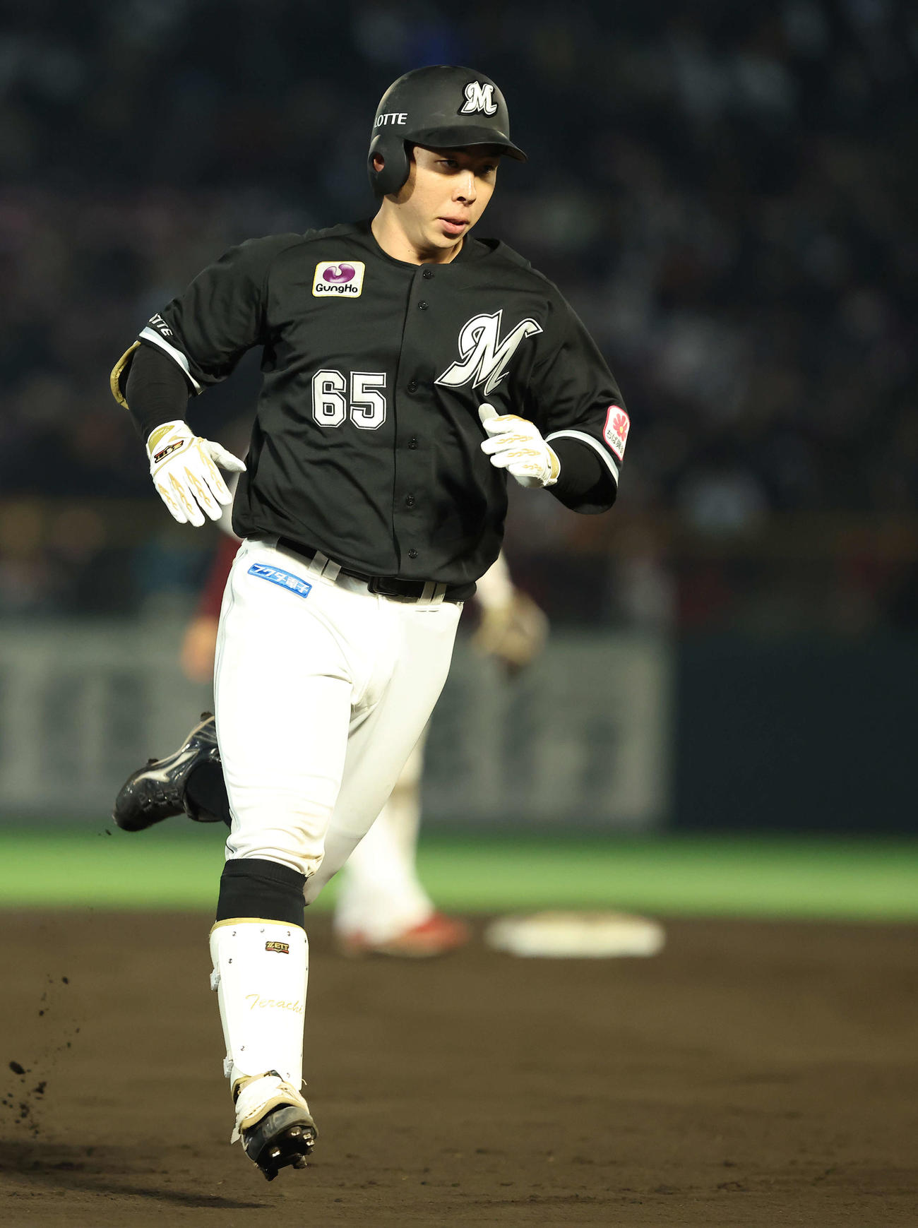 楽天対ロッテ　8回表ロッテ1死、右中間ソロ本塁打を放ち、ダイヤモンドを回る寺地（撮影・河田真司）