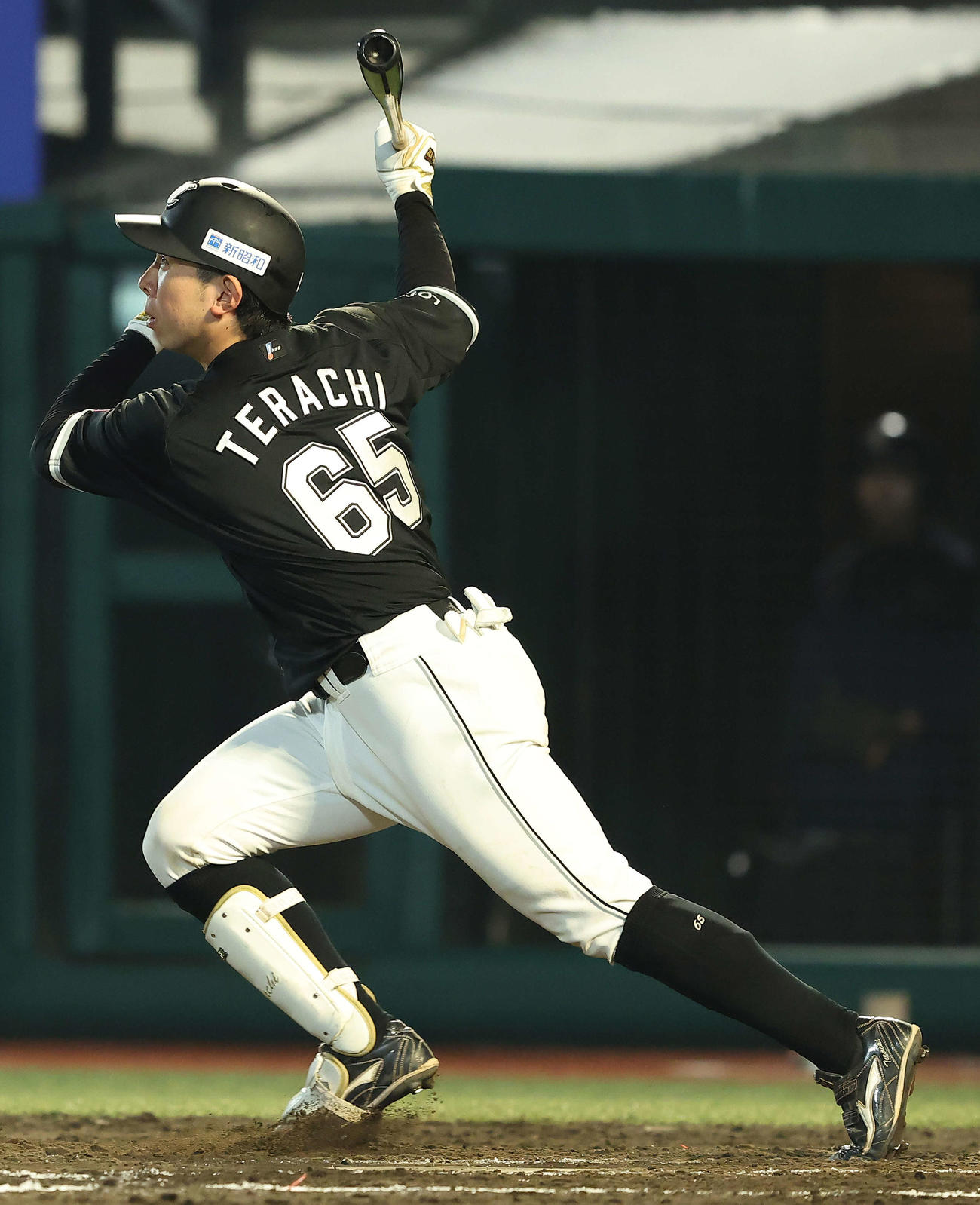 楽天対ロッテ　8回表ロッテ1死、右中間ソロ本塁打を放つ寺地（撮影・河田真司）