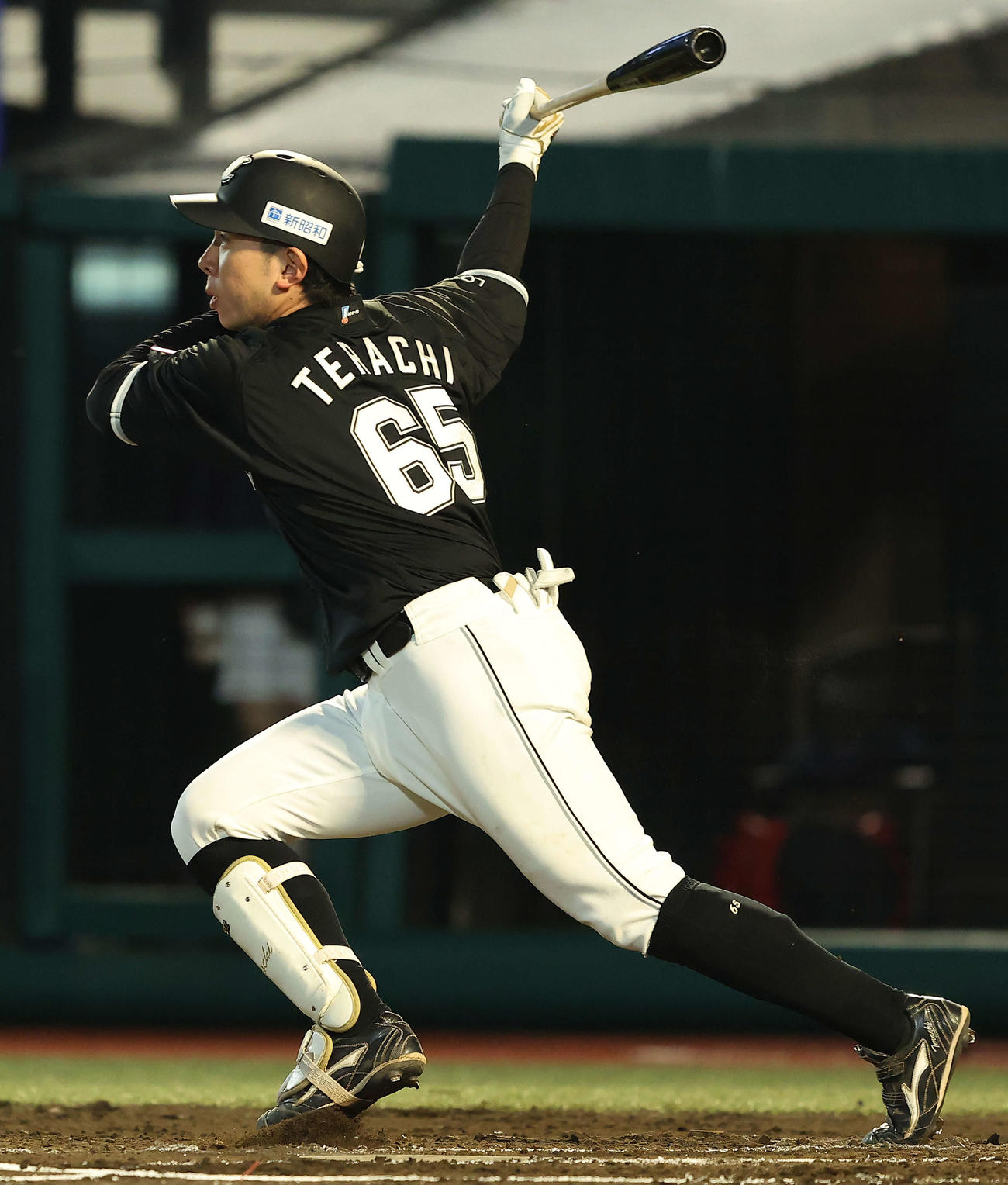 楽天対ロッテ　3回表ロッテ2死、右越え先制ソロ本塁打を放つ寺地（撮影・河田真司）